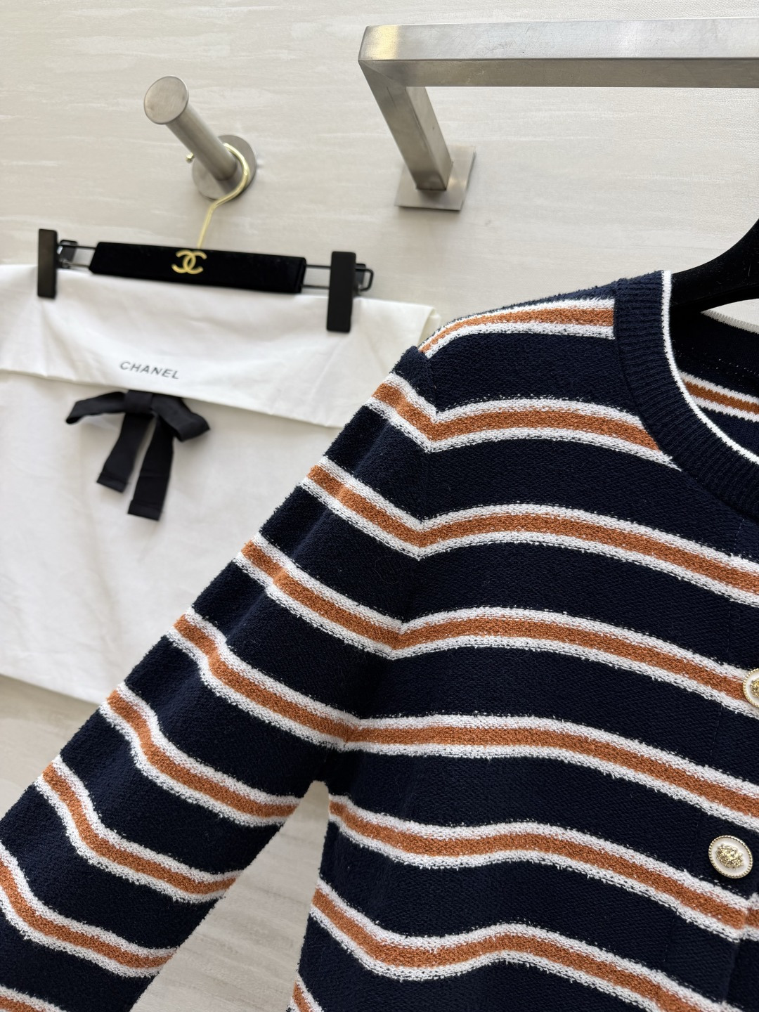 #Chane♡²⁶C度假系列条纹针织开衫 白色底配棕黑横条 学院风满满！针织面料柔软亲肤 宽松版型超显随