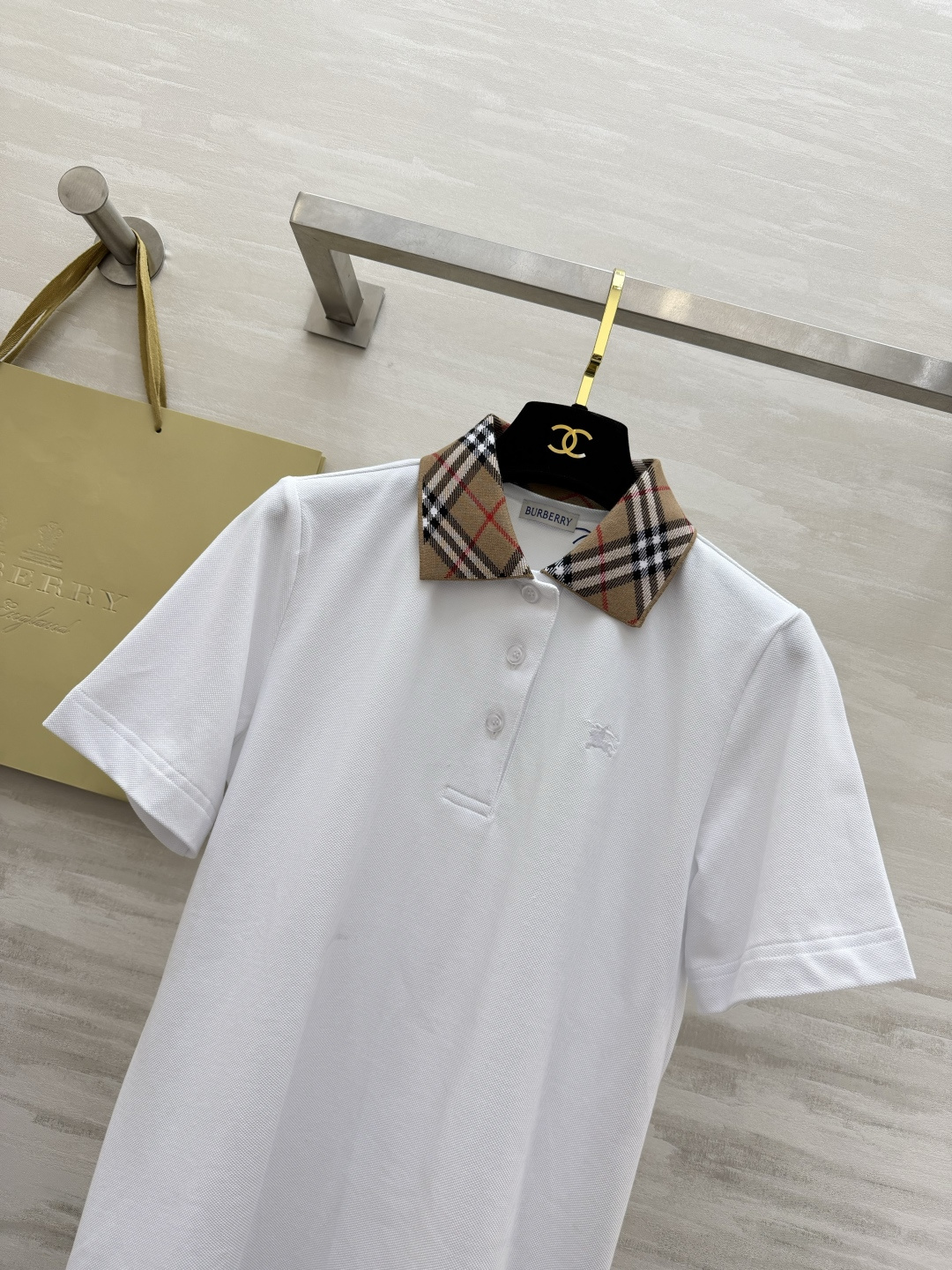 ▫️Burberr♡²⁶春夏新款▫️ 春夏的第一件Polo衫，被问爆了！▫️ 三色可选，承包你整个春天的