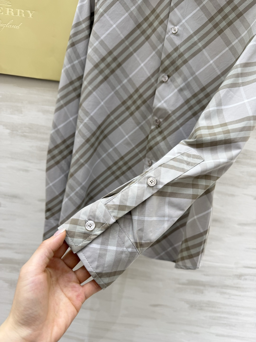 𝐁𝐮𝐫𝐛𝐞𝐫𝐫𝐲格纹衬衫｜人间种草机🌿Burberry格纹衬衫，真的是穿搭作弊器✔️不同配色+格纹 适配