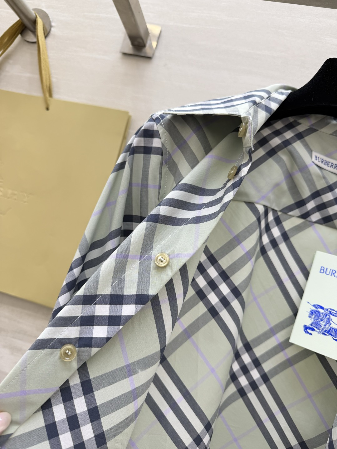 𝐁𝐮𝐫𝐛𝐞𝐫𝐫𝐲格纹衬衫｜人间种草机🌿Burberry格纹衬衫，真的是穿搭作弊器✔️不同配色+格纹 适配