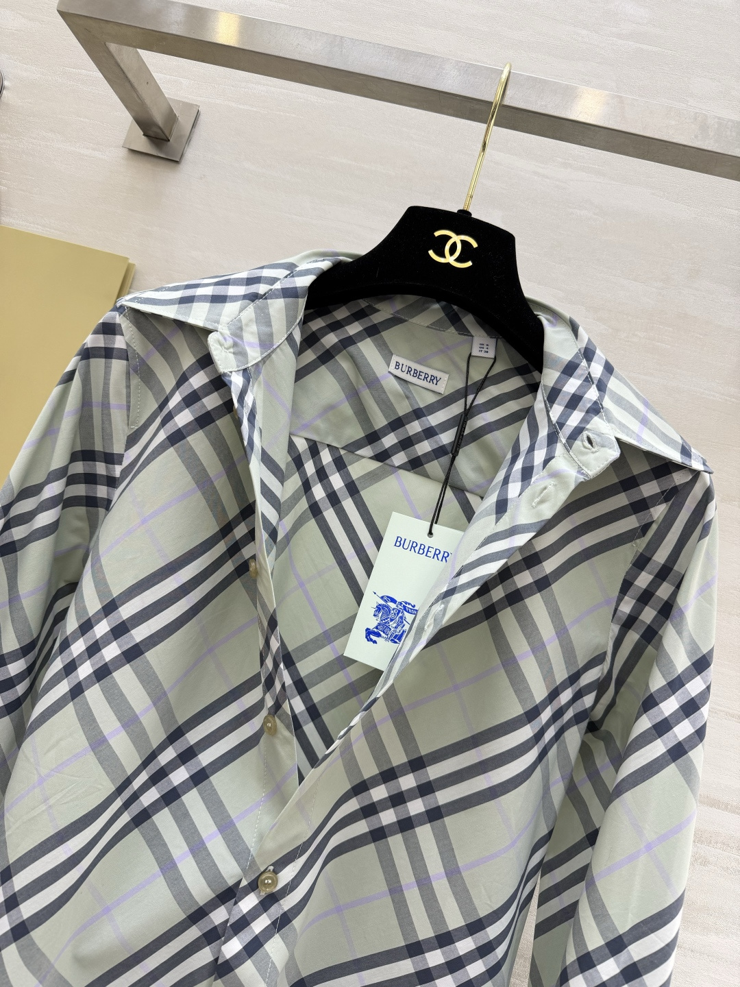 𝐁𝐮𝐫𝐛𝐞𝐫𝐫𝐲格纹衬衫｜人间种草机🌿Burberry格纹衬衫，真的是穿搭作弊器✔️不同配色+格纹 适配