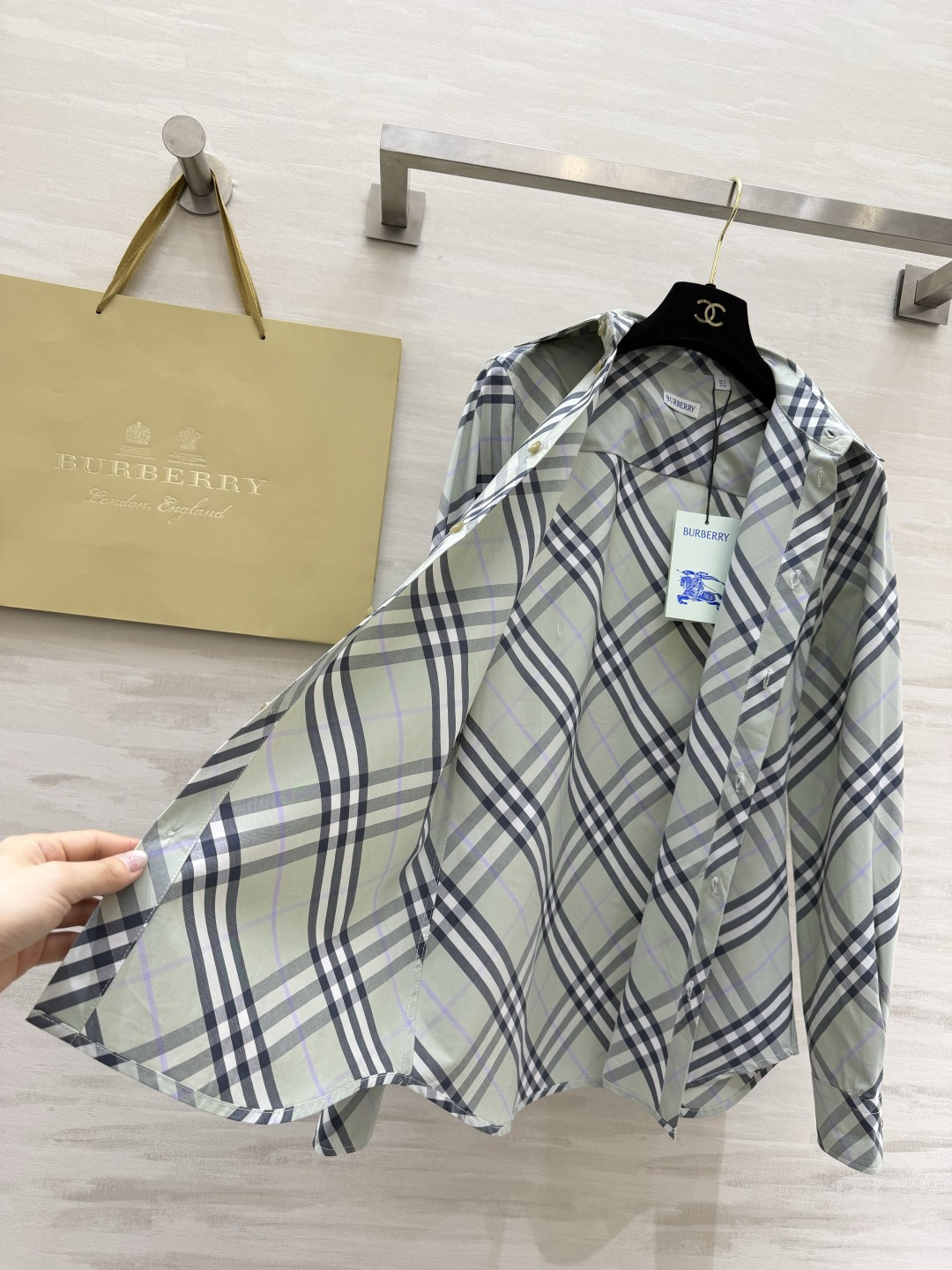 𝐁𝐮𝐫𝐛𝐞𝐫𝐫𝐲格纹衬衫｜人间种草机🌿Burberry格纹衬衫，真的是穿搭作弊器✔️不同配色+格纹 适配