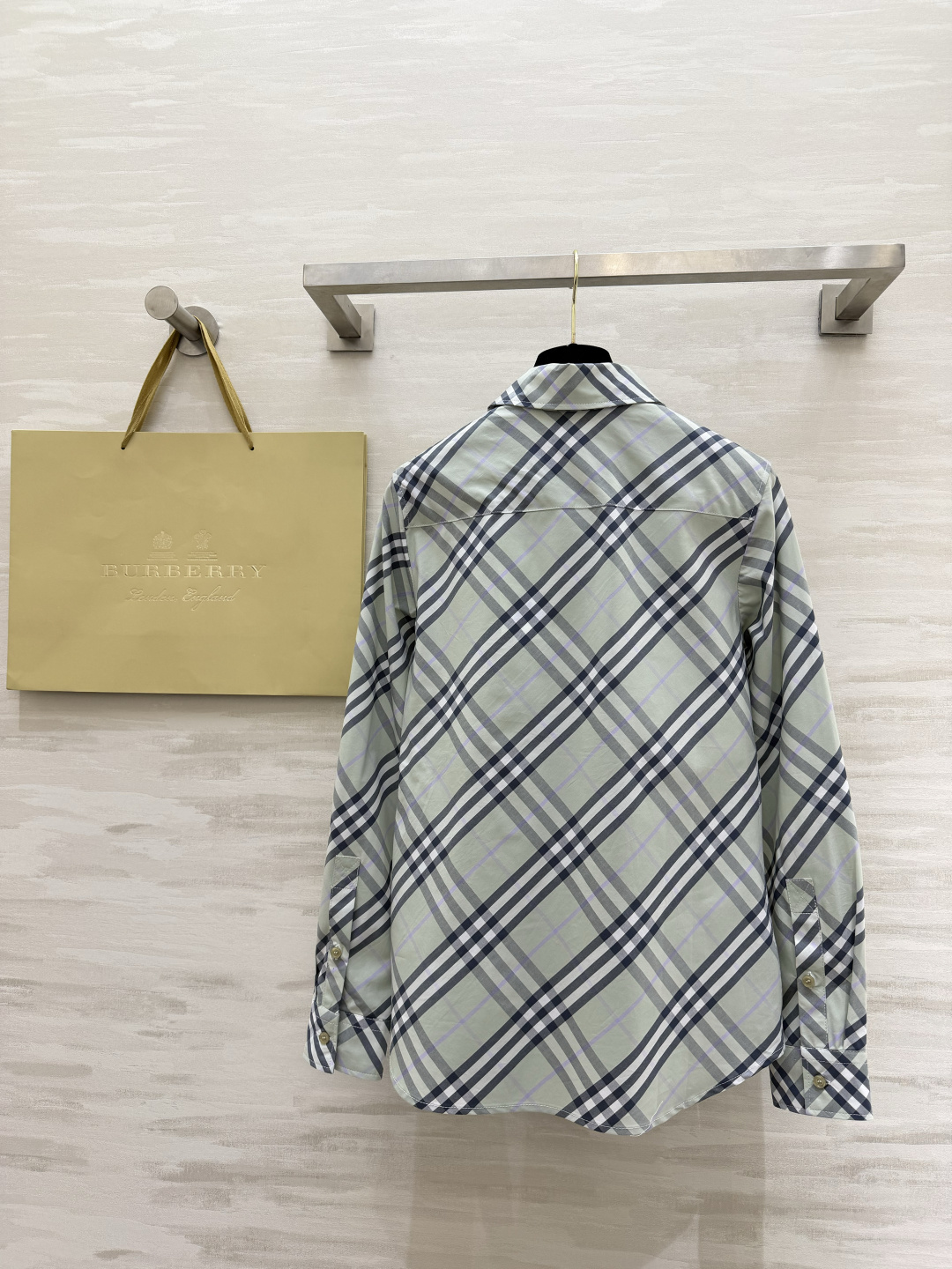𝐁𝐮𝐫𝐛𝐞𝐫𝐫𝐲格纹衬衫｜人间种草机🌿Burberry格纹衬衫，真的是穿搭作弊器✔️不同配色+格纹 适配