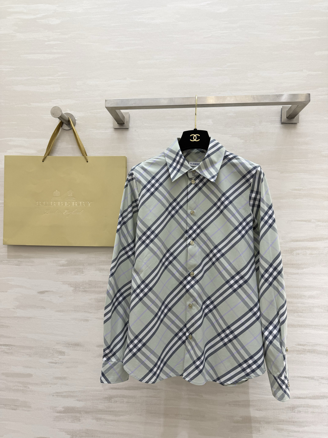 𝐁𝐮𝐫𝐛𝐞𝐫𝐫𝐲格纹衬衫｜人间种草机🌿Burberry格纹衬衫，真的是穿搭作弊器✔️不同配色+格纹 适配