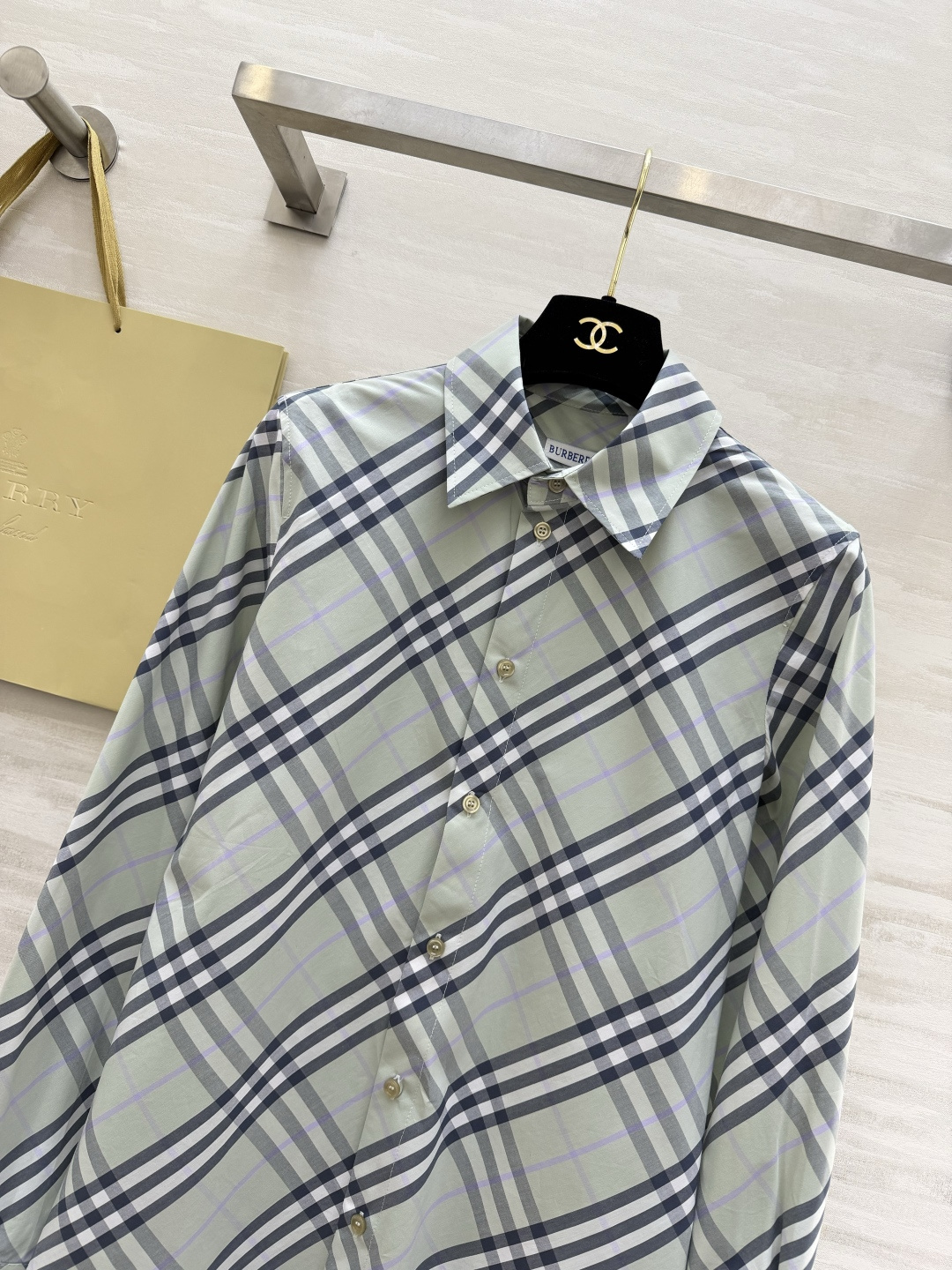 𝐁𝐮𝐫𝐛𝐞𝐫𝐫𝐲格纹衬衫｜人间种草机🌿Burberry格纹衬衫，真的是穿搭作弊器✔️不同配色+格纹 适配