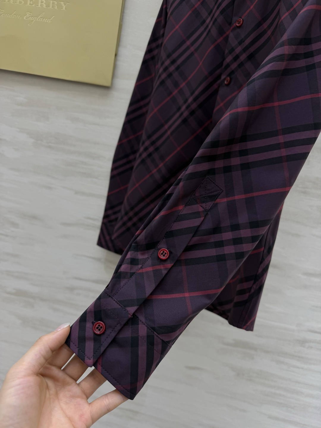 𝐁𝐮𝐫𝐛𝐞𝐫𝐫𝐲格纹衬衫｜人间种草机🌿Burberry格纹衬衫，真的是穿搭作弊器✔️不同配色+格纹 适配