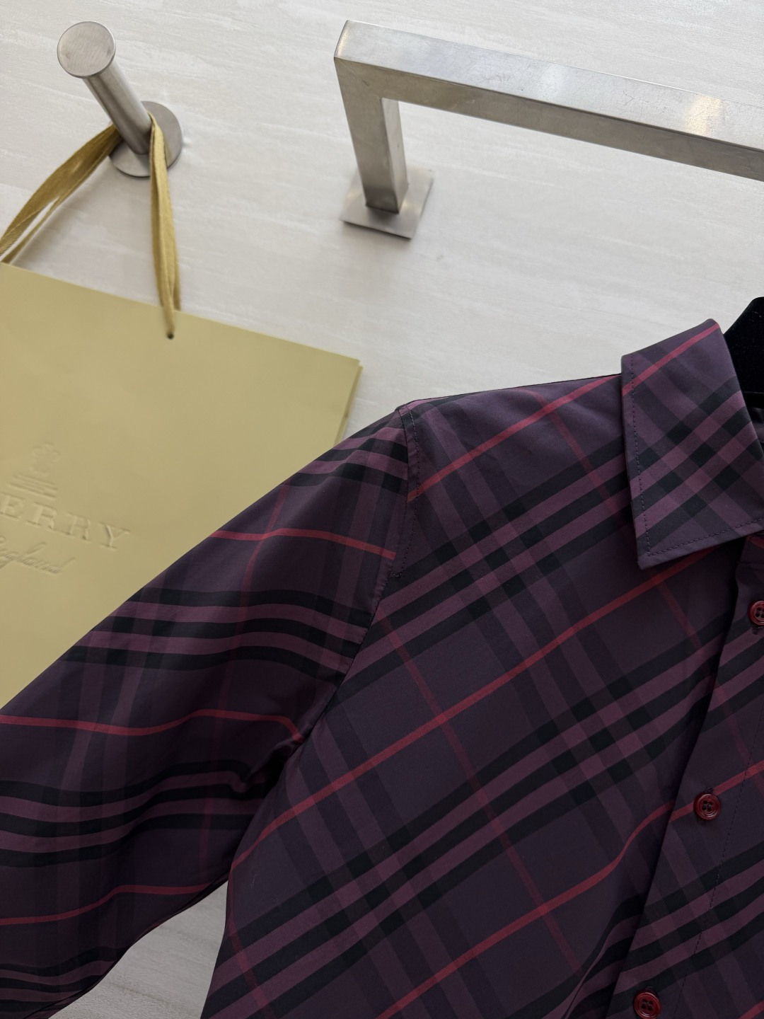 𝐁𝐮𝐫𝐛𝐞𝐫𝐫𝐲格纹衬衫｜人间种草机🌿Burberry格纹衬衫，真的是穿搭作弊器✔️不同配色+格纹 适配