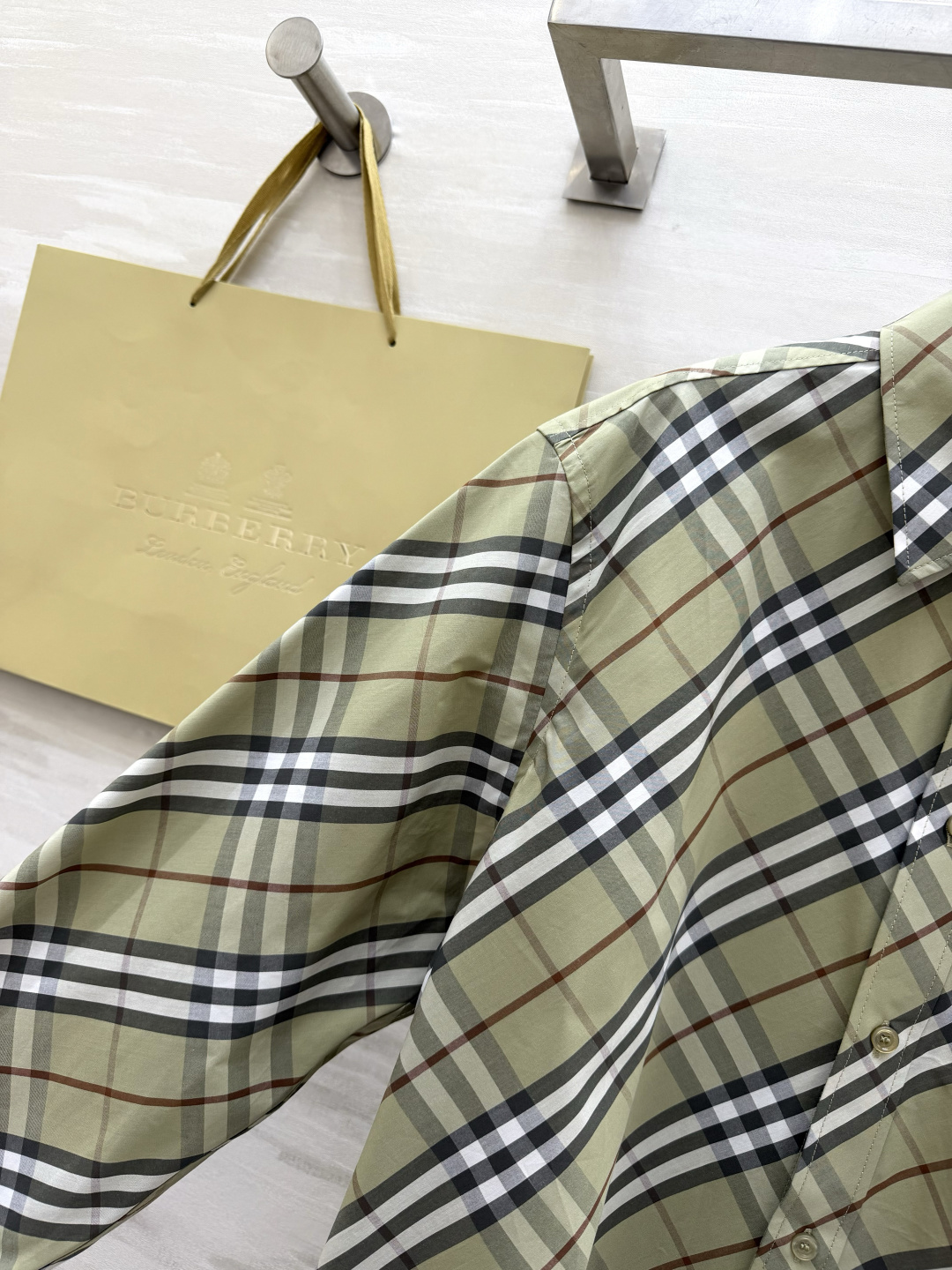 #Burberr♡²⁶春夏新款 男女同款 格纹衬衣 英伦格调 一眼沦陷 经典格纹自带复古滤镜 松弛感直接