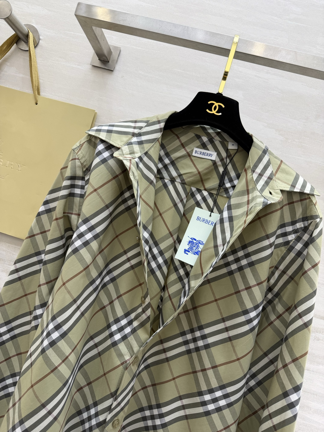 #Burberr♡²⁶春夏新款 男女同款 格纹衬衣 英伦格调 一眼沦陷 经典格纹自带复古滤镜 松弛感直接