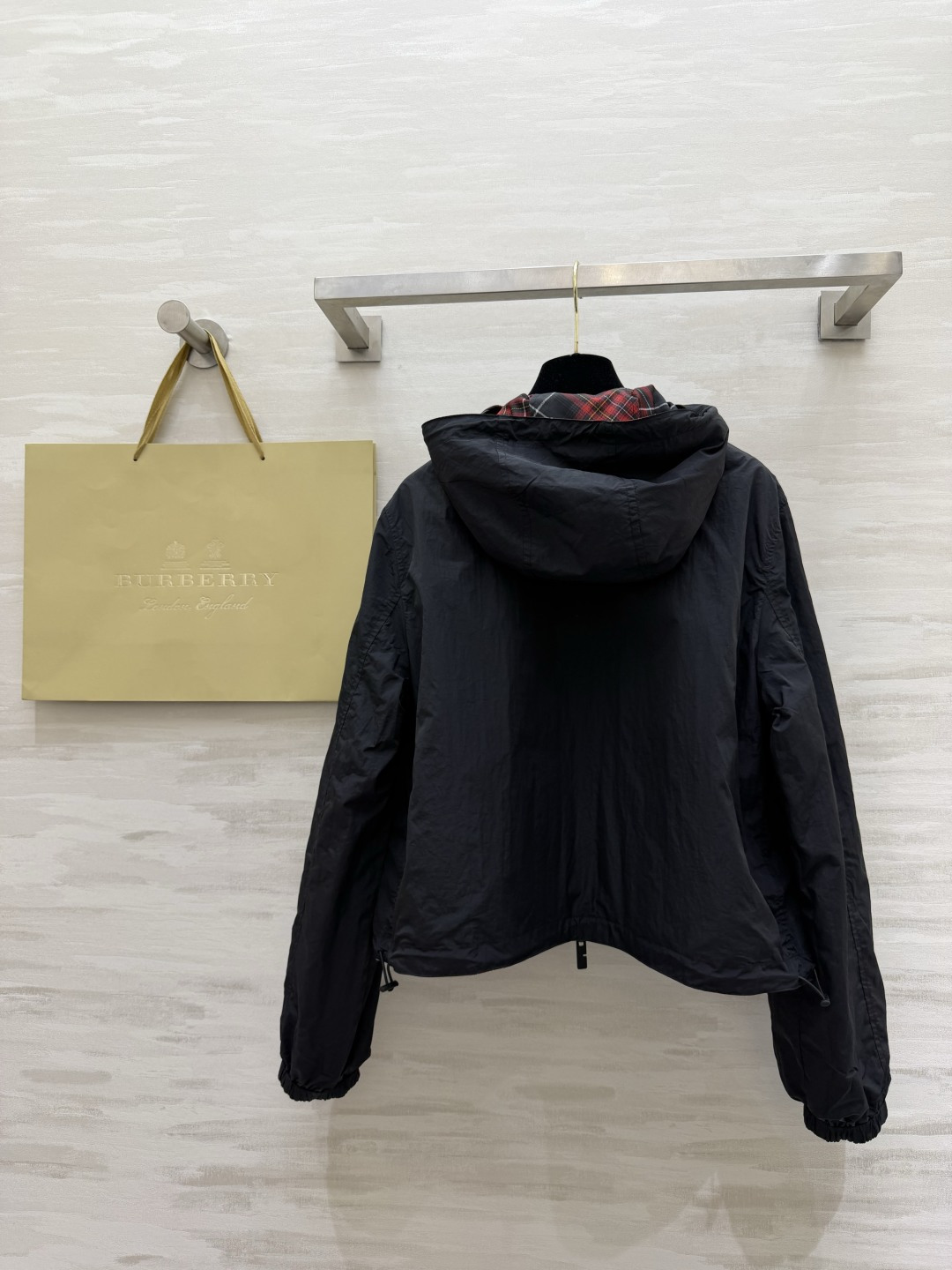 #Burberr²⁶春夏新款 双面可穿连帽外套 一面是带有格纹元素 洋溢春日温暖 一面纯黑简约大气 休闲