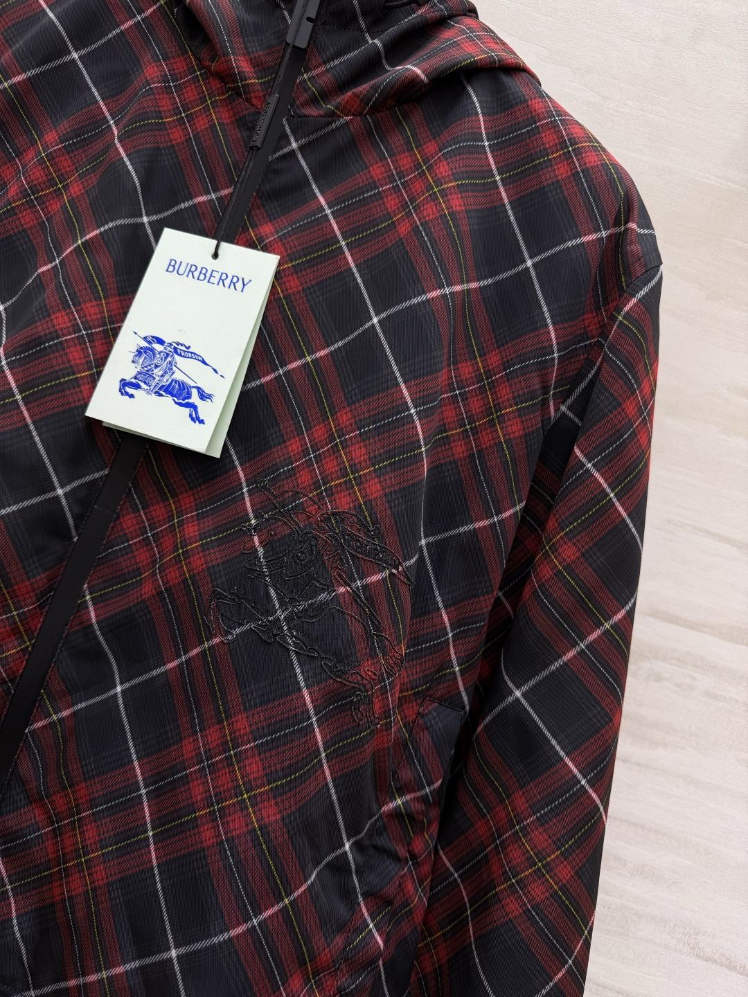 #Burberr²⁶春夏新款 双面可穿连帽外套 一面是带有格纹元素 洋溢春日温暖 一面纯黑简约大气 休闲