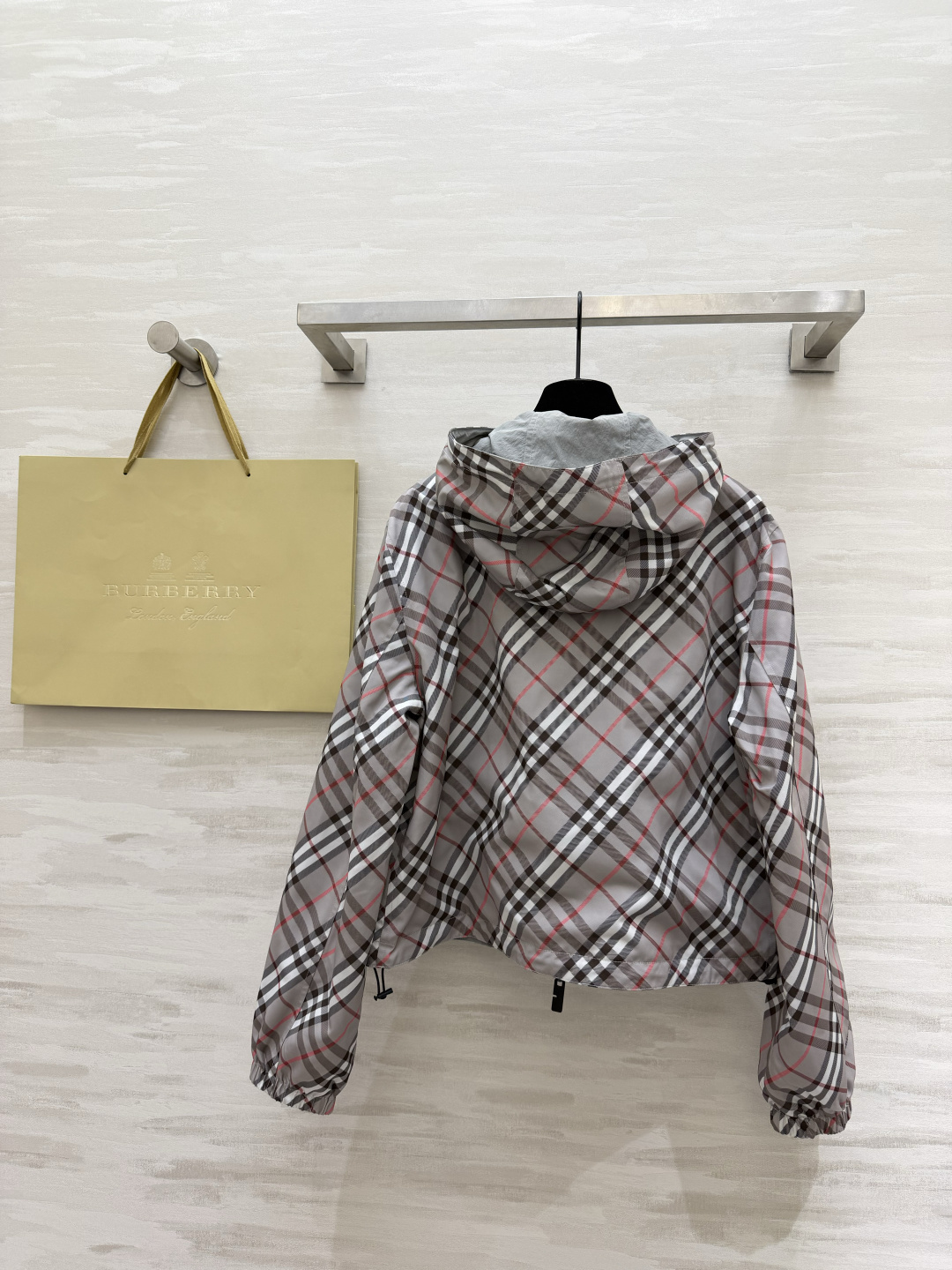 #Burberr²⁶春夏新款 双面可穿连帽外套 一面是带有格纹元素 洋溢春日温暖 一面纯黑简约大气 休闲