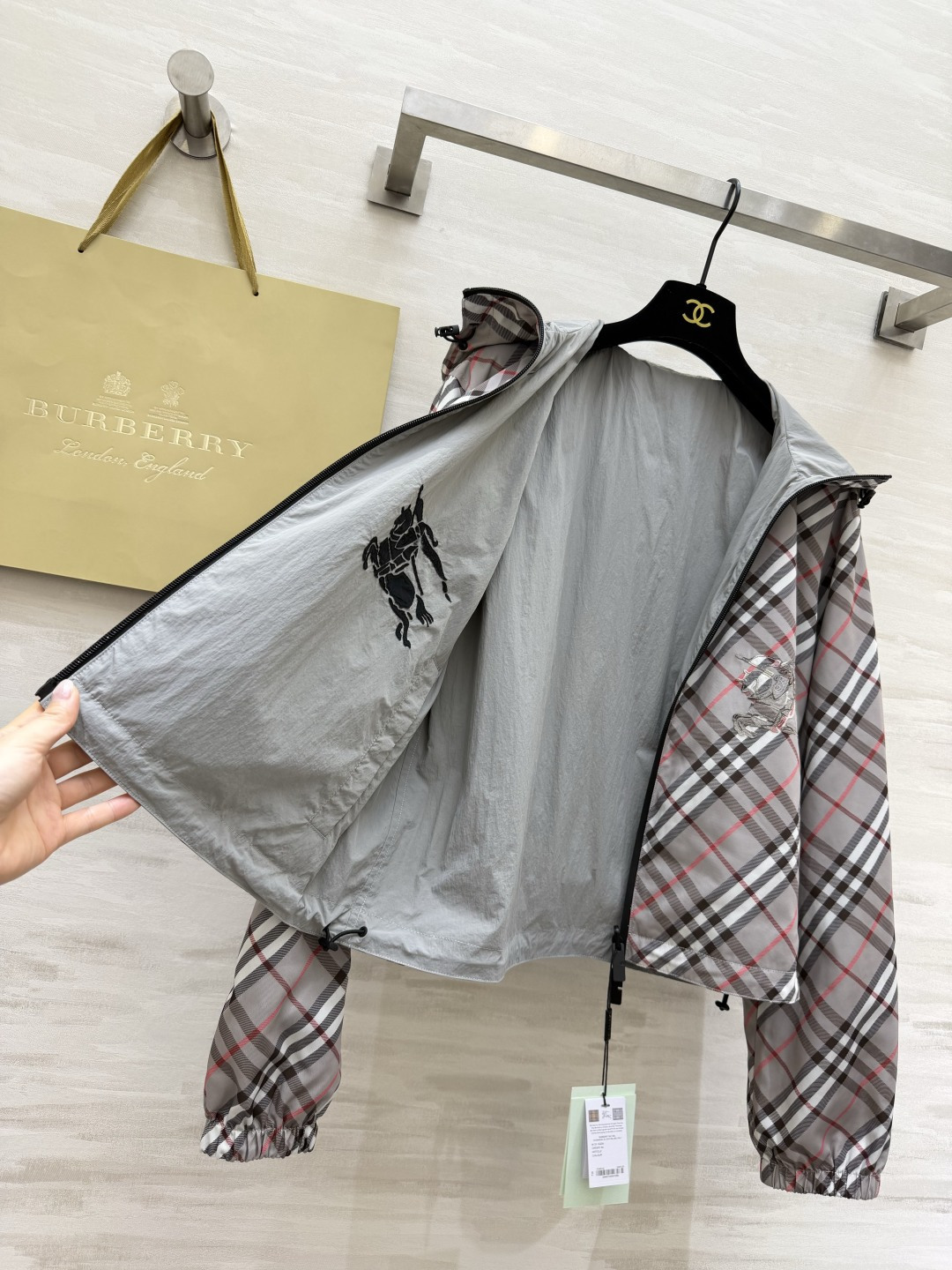 #Burberr²⁶春夏新款 双面可穿连帽外套 一面是带有格纹元素 洋溢春日温暖 一面纯黑简约大气 休闲
