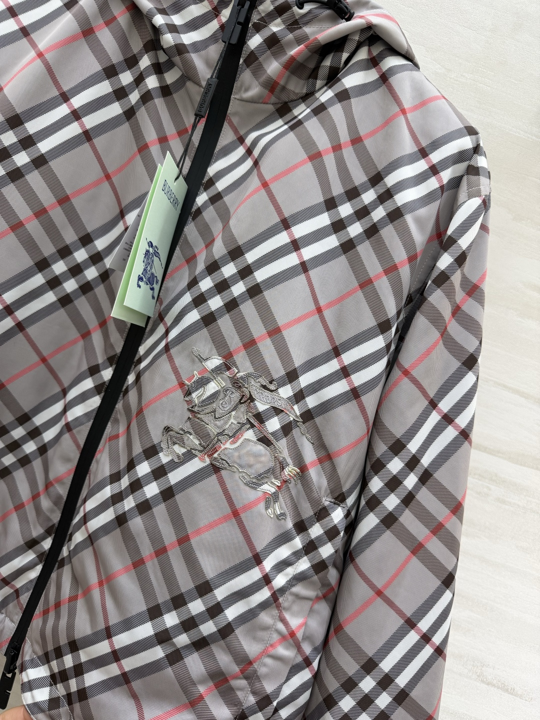 #Burberr²⁶春夏新款 双面可穿连帽外套 一面是带有格纹元素 洋溢春日温暖 一面纯黑简约大气 休闲