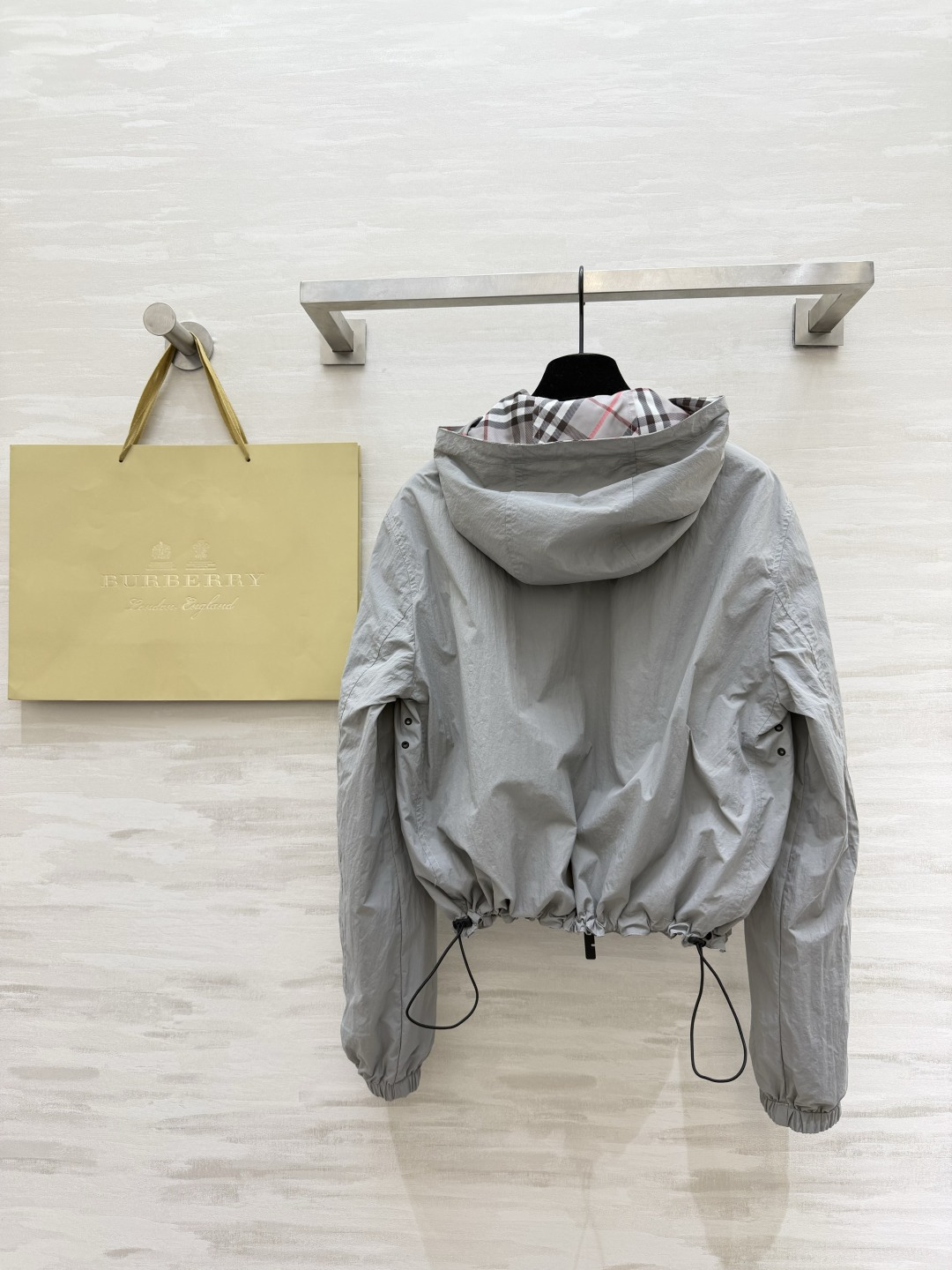 #Burberr²⁶春夏新款 双面可穿连帽外套 一面是带有格纹元素 洋溢春日温暖 一面纯黑简约大气 休闲