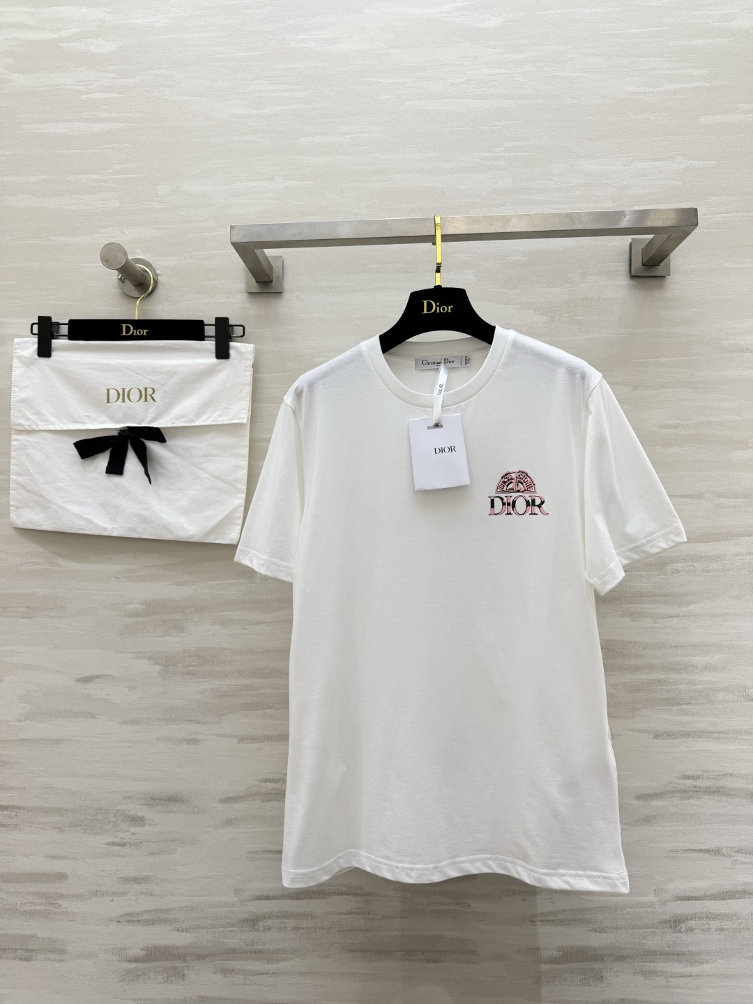 ✨ DIOR 限定美学｜把优雅穿在身上 ✨ 精致logo印花点缀极简T柔和亲肤纯棉面料，自带松弛贵气感粉