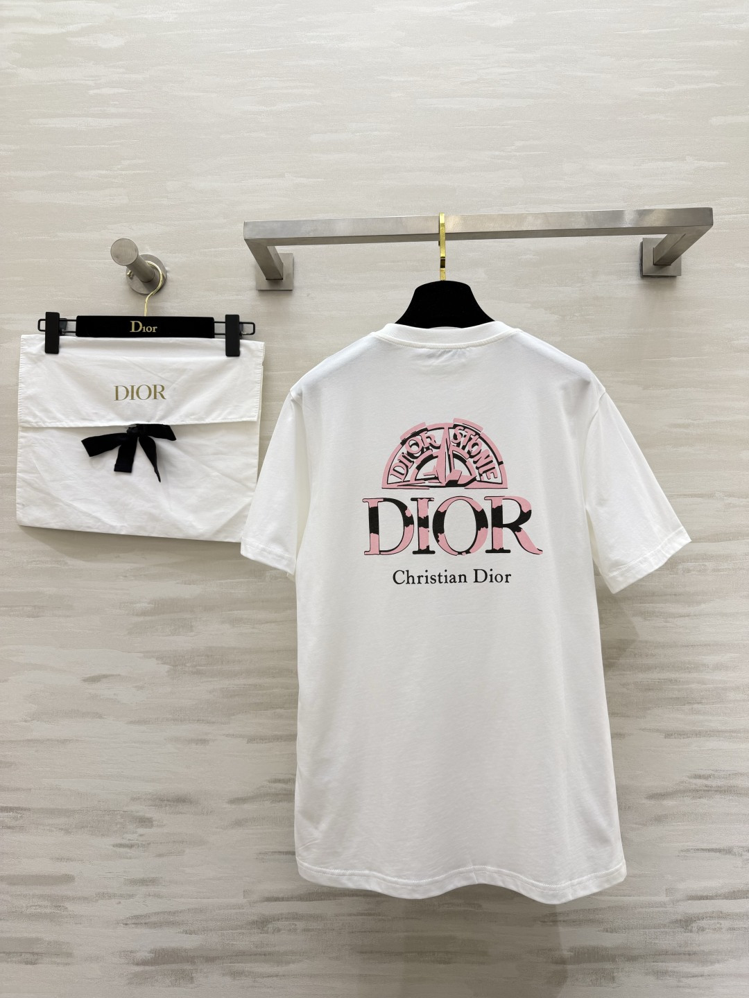 ✨ DIOR 限定美学｜把优雅穿在身上 ✨ 精致logo印花点缀极简T柔和亲肤纯棉面料，自带松弛贵气感粉