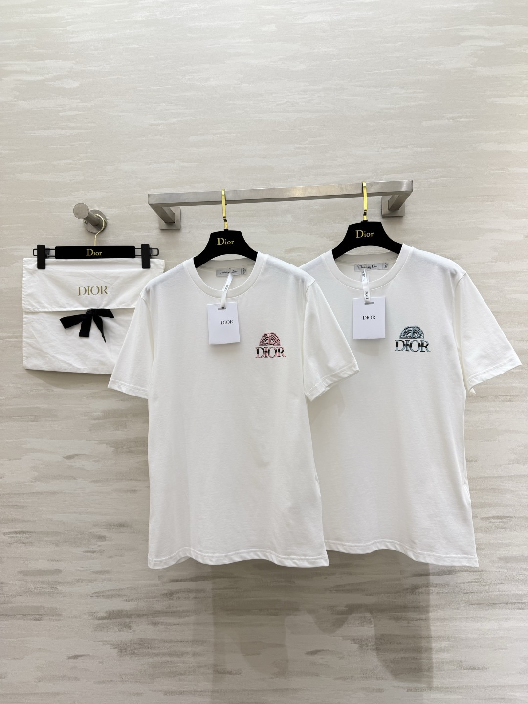 ✨ DIOR 限定美学｜把优雅穿在身上 ✨ 精致logo印花点缀极简T柔和亲肤纯棉面料，自带松弛贵气感粉