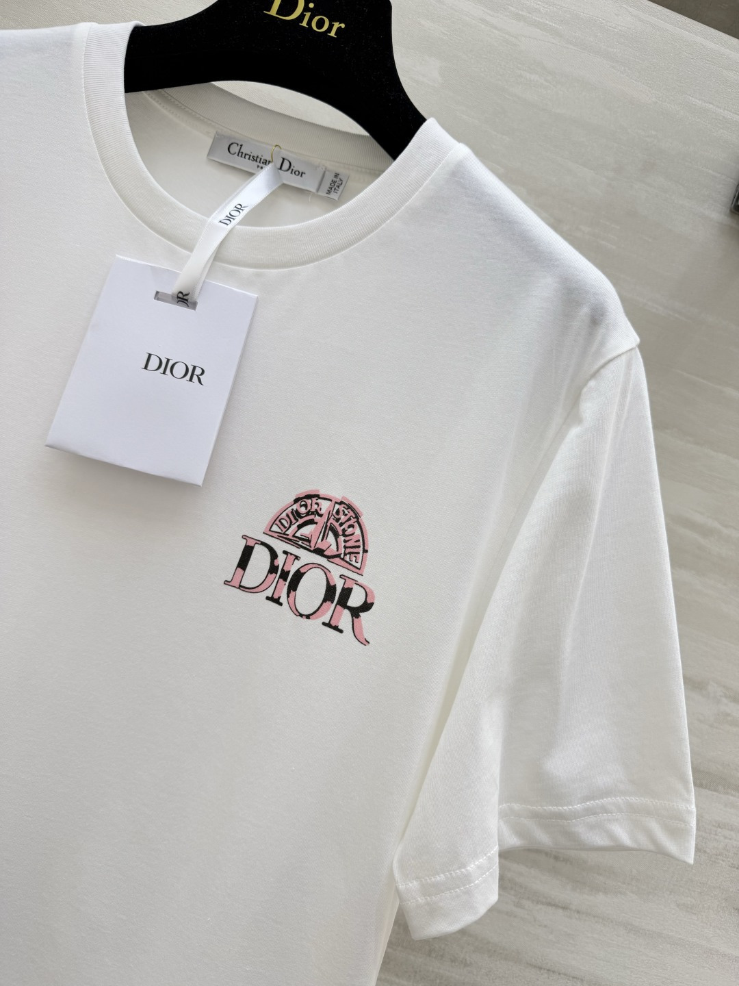 ✨ DIOR 限定美学｜把优雅穿在身上 ✨ 精致logo印花点缀极简T柔和亲肤纯棉面料，自带松弛贵气感粉