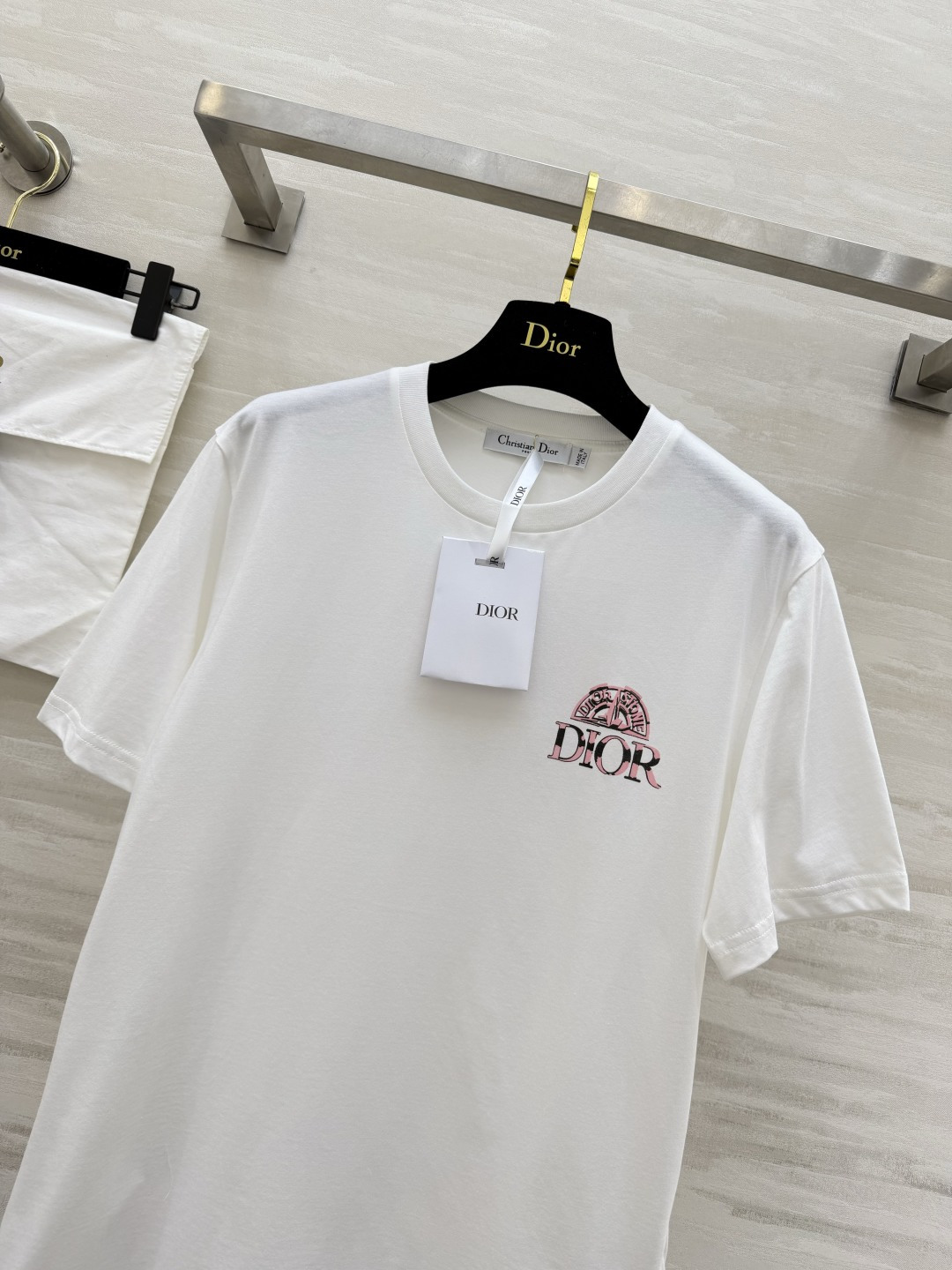 ✨ DIOR 限定美学｜把优雅穿在身上 ✨ 精致logo印花点缀极简T柔和亲肤纯棉面料，自带松弛贵气感粉