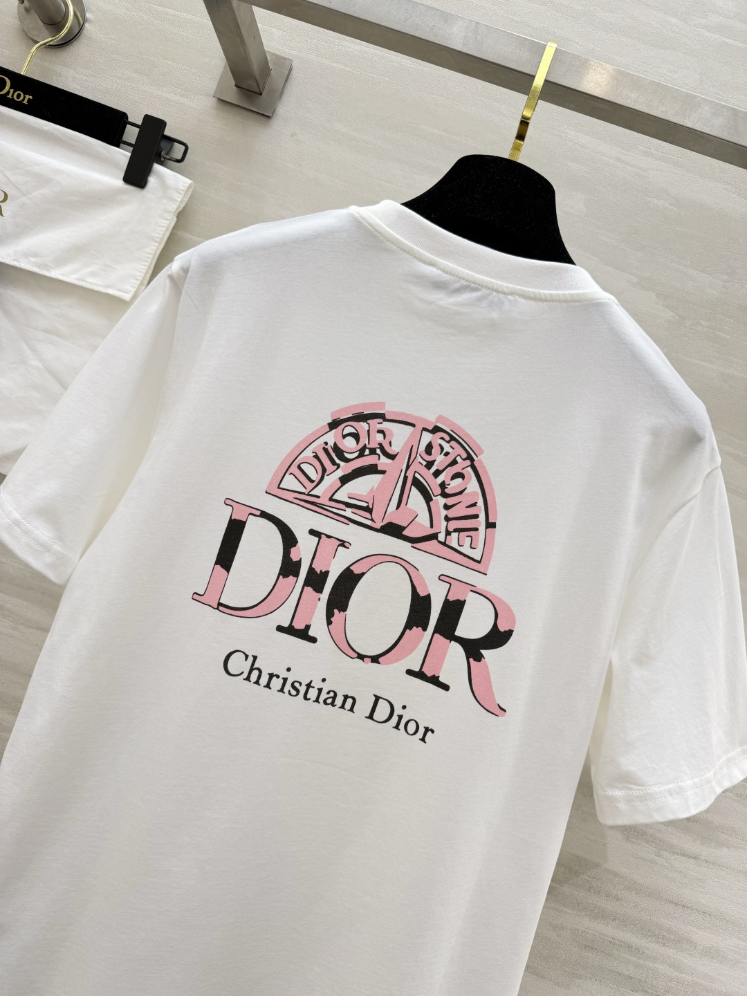 ✨ DIOR 限定美学｜把优雅穿在身上 ✨ 精致logo印花点缀极简T柔和亲肤纯棉面料，自带松弛贵气感粉