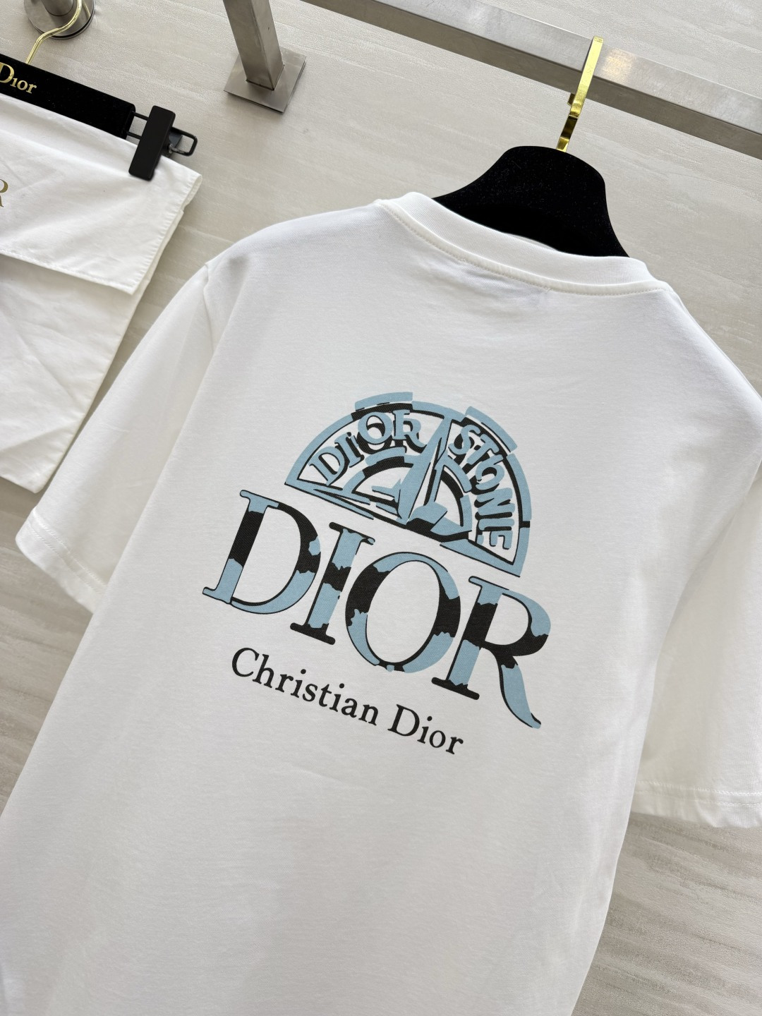 ✨ DIOR 限定美学｜把优雅穿在身上 ✨ 精致logo印花点缀极简T柔和亲肤纯棉面料，自带松弛贵气感粉