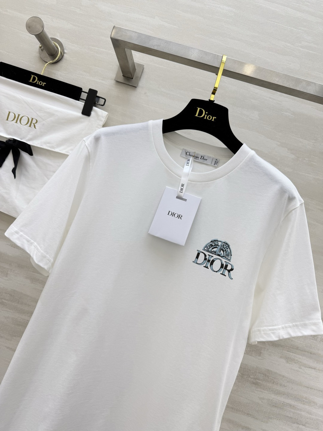 ✨ DIOR 限定美学｜把优雅穿在身上 ✨ 精致logo印花点缀极简T柔和亲肤纯棉面料，自带松弛贵气感粉