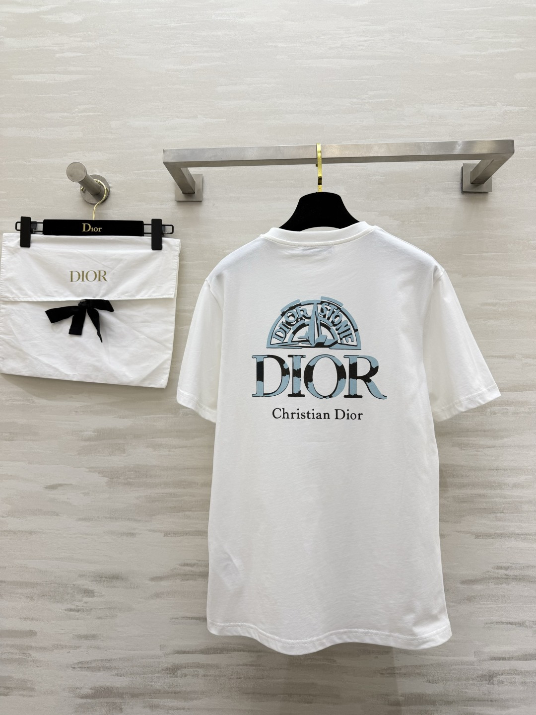 ✨ DIOR 限定美学｜把优雅穿在身上 ✨ 精致logo印花点缀极简T柔和亲肤纯棉面料，自带松弛贵气感粉