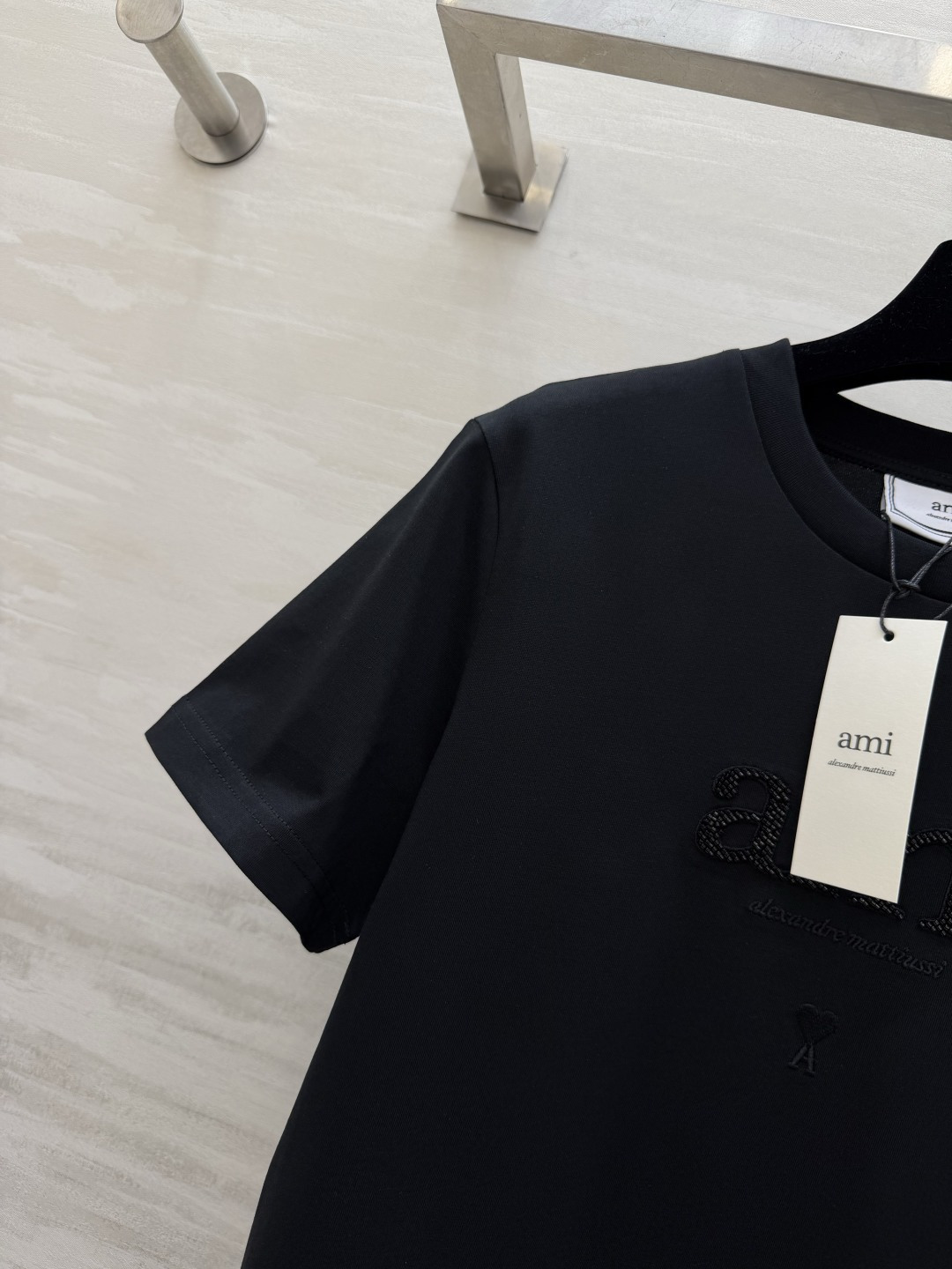 ✨ AMI 夏日调色盘已就位 ✨²⁶春夏新款 ami刺绣🪡钉珠短袖T恤白/黄/蓝/黑四色任选 基础款也能