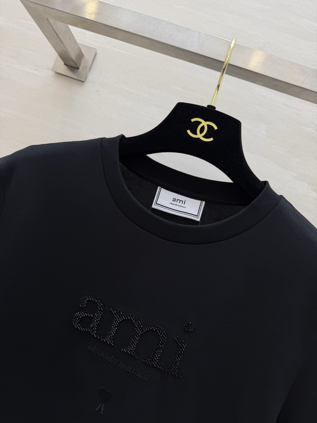 ✨ AMI 夏日调色盘已就位 ✨²⁶春夏新款 ami刺绣🪡钉珠短袖T恤白/黄/蓝/黑四色任选 基础款也能