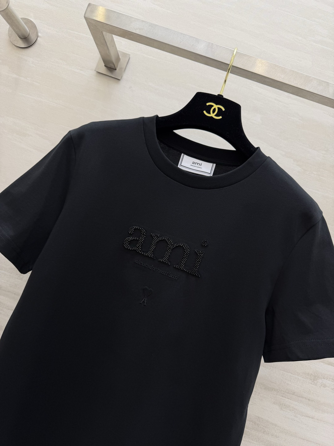 ✨ AMI 夏日调色盘已就位 ✨²⁶春夏新款 ami刺绣🪡钉珠短袖T恤白/黄/蓝/黑四色任选 基础款也能