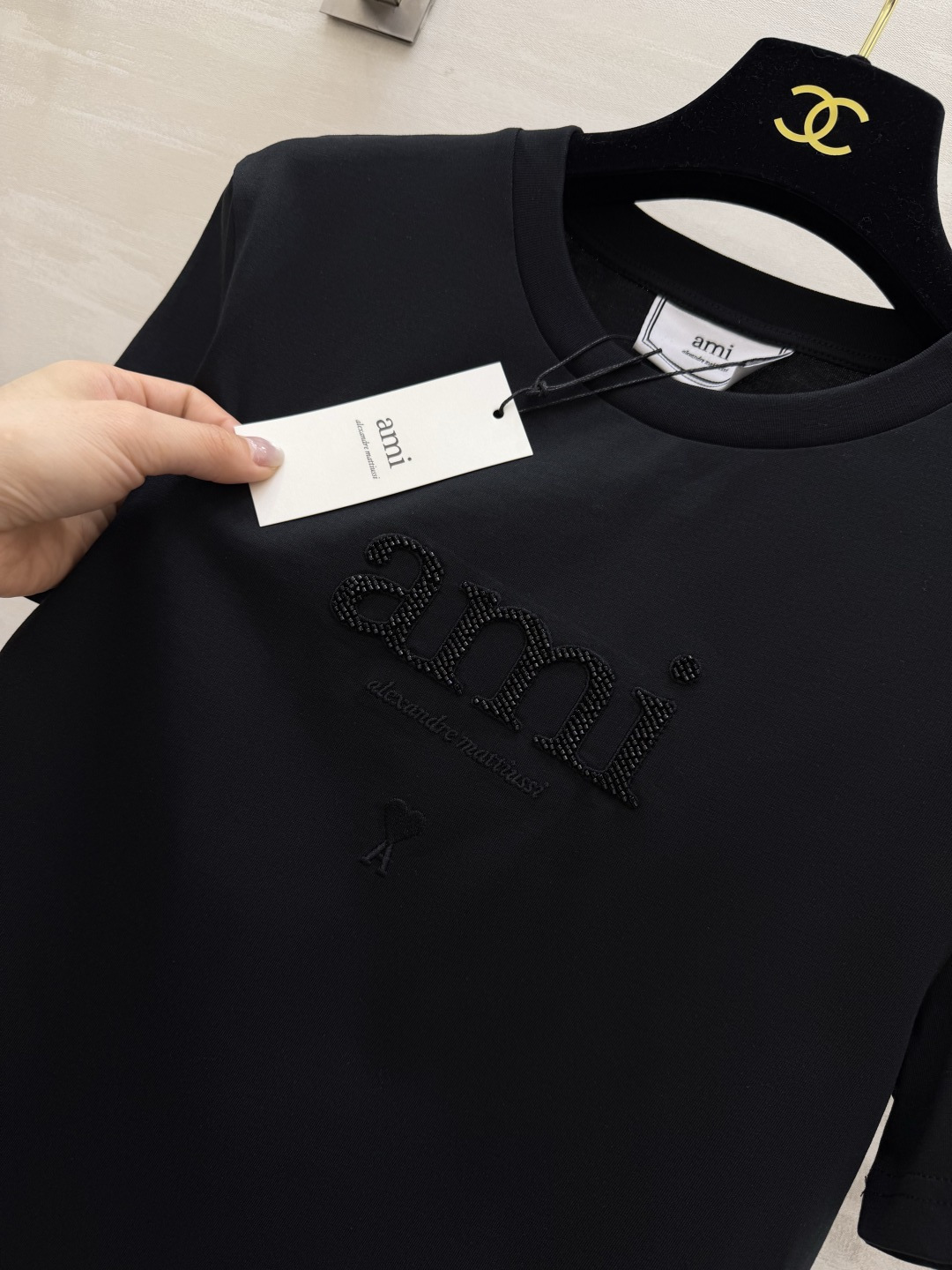 ✨ AMI 夏日调色盘已就位 ✨²⁶春夏新款 ami刺绣🪡钉珠短袖T恤白/黄/蓝/黑四色任选 基础款也能