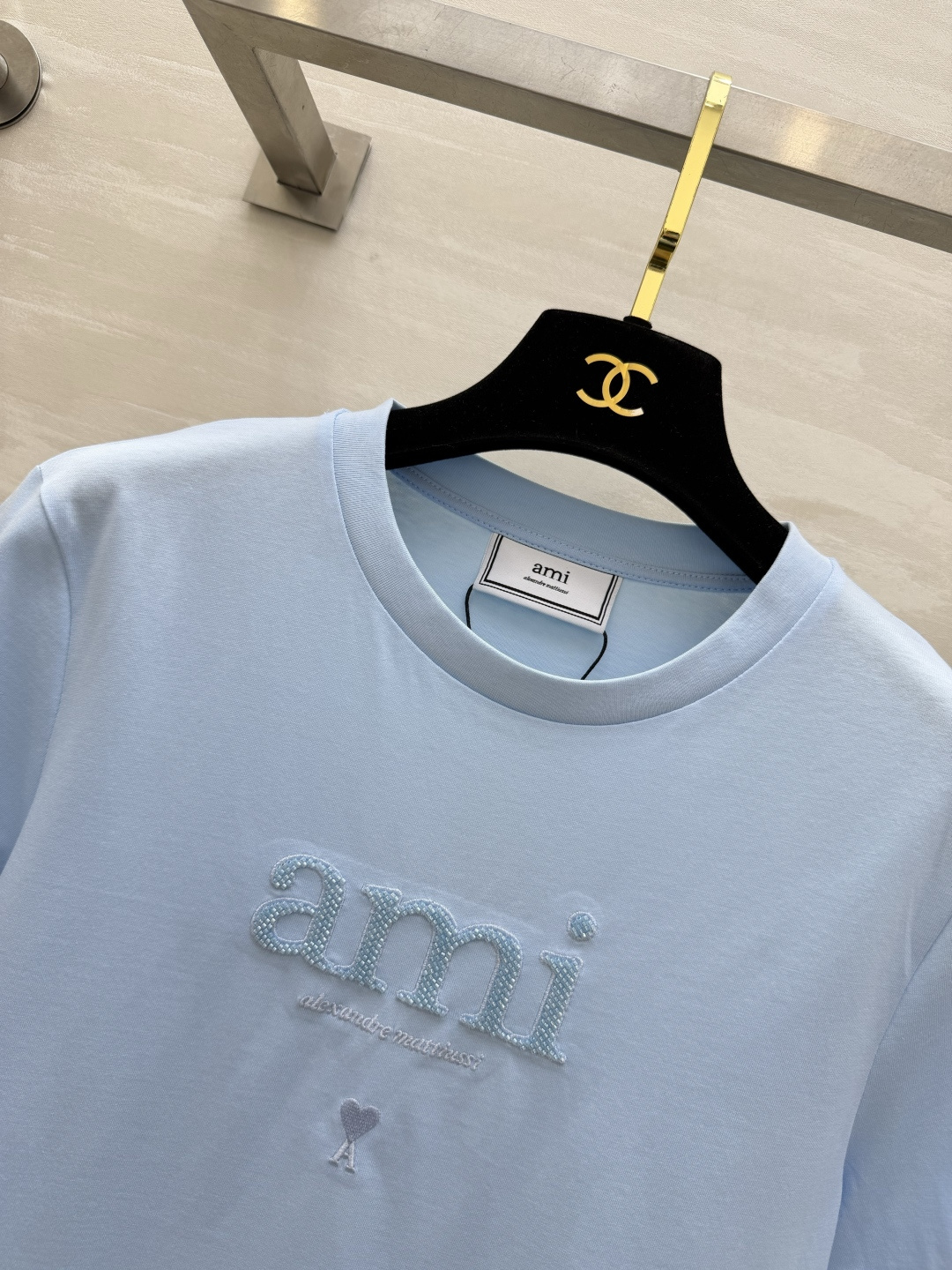 ✨ AMI 夏日调色盘已就位 ✨²⁶春夏新款 ami刺绣🪡钉珠短袖T恤白/黄/蓝/黑四色任选 基础款也能