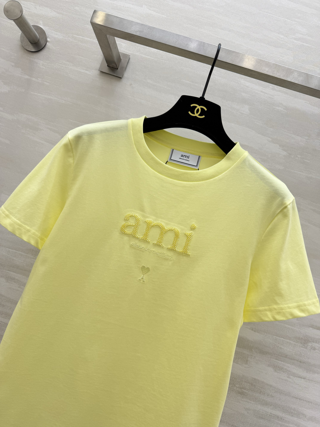 ✨ AMI 夏日调色盘已就位 ✨²⁶春夏新款 ami刺绣🪡钉珠短袖T恤白/黄/蓝/黑四色任选 基础款也能