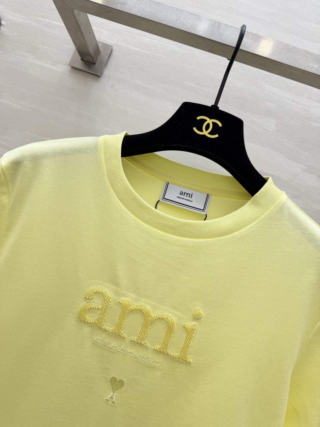 ✨ AMI 夏日调色盘已就位 ✨²⁶春夏新款 ami刺绣🪡钉珠短袖T恤白/黄/蓝/黑四色任选 基础款也能