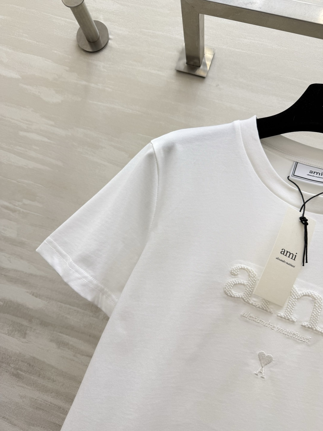 ✨ AMI 夏日调色盘已就位 ✨²⁶春夏新款 ami刺绣🪡钉珠短袖T恤白/黄/蓝/黑四色任选 基础款也能
