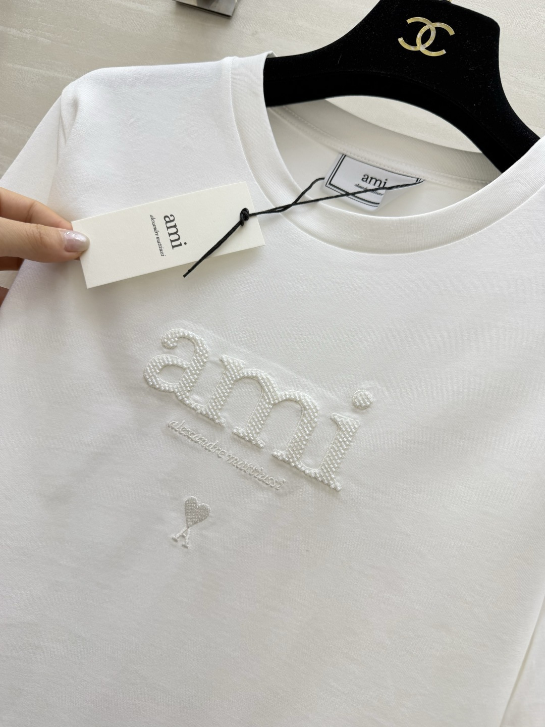 ✨ AMI 夏日调色盘已就位 ✨²⁶春夏新款 ami刺绣🪡钉珠短袖T恤白/黄/蓝/黑四色任选 基础款也能