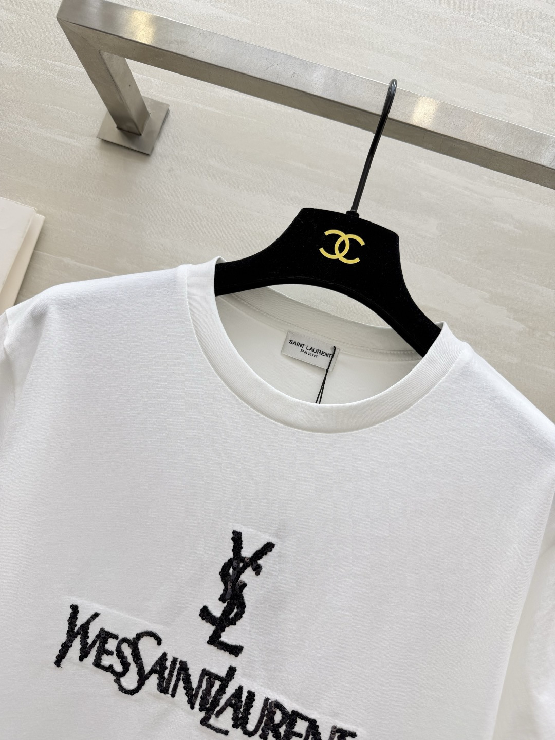 #ysl²⁶春夏新款 重工珠片刺绣🪡短袖T恤 拿捏不费力的高级感🖤🤍 经典logo自带气场 慵懒又显瘦 