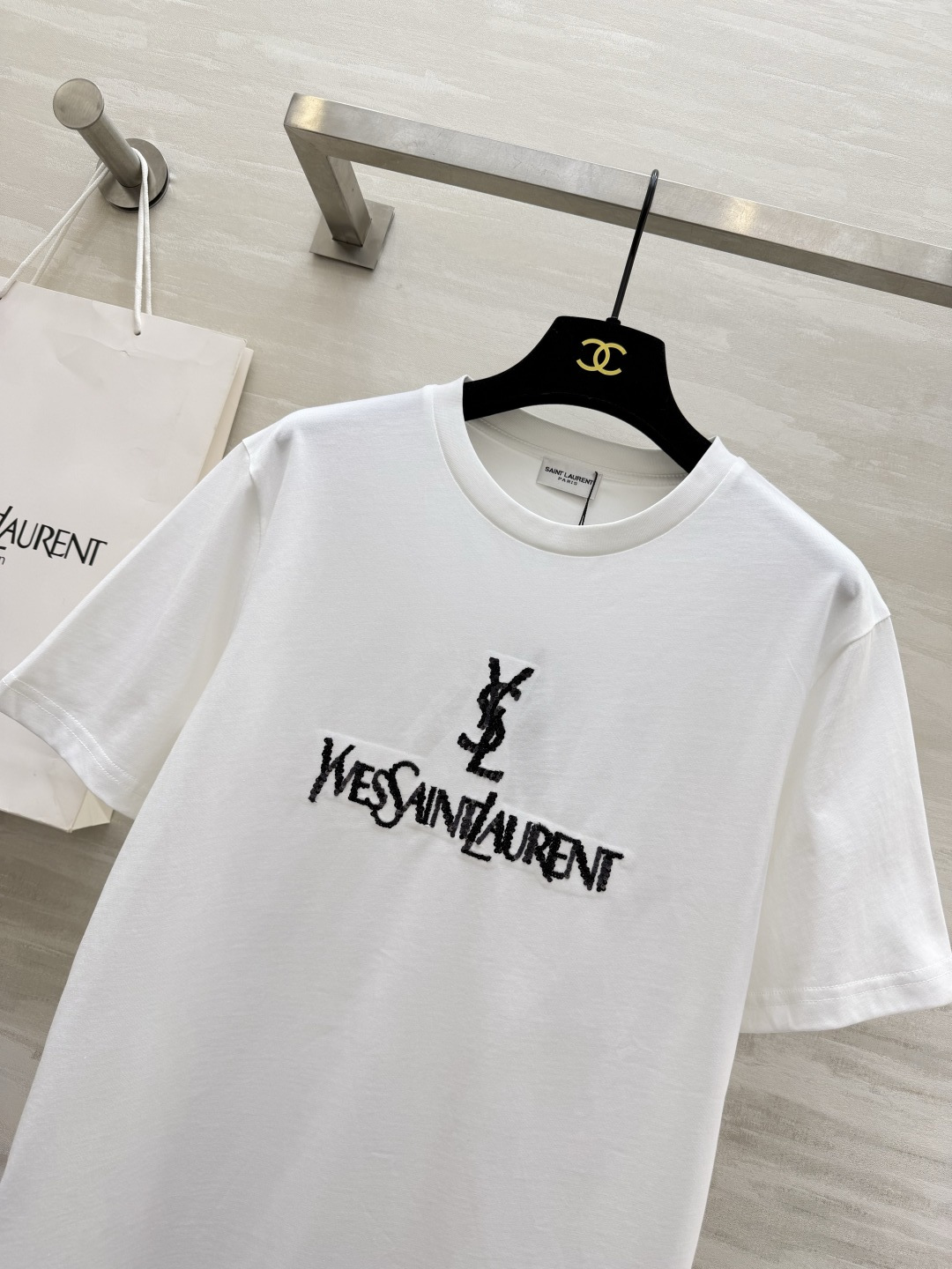 #ysl²⁶春夏新款 重工珠片刺绣🪡短袖T恤 拿捏不费力的高级感🖤🤍 经典logo自带气场 慵懒又显瘦 