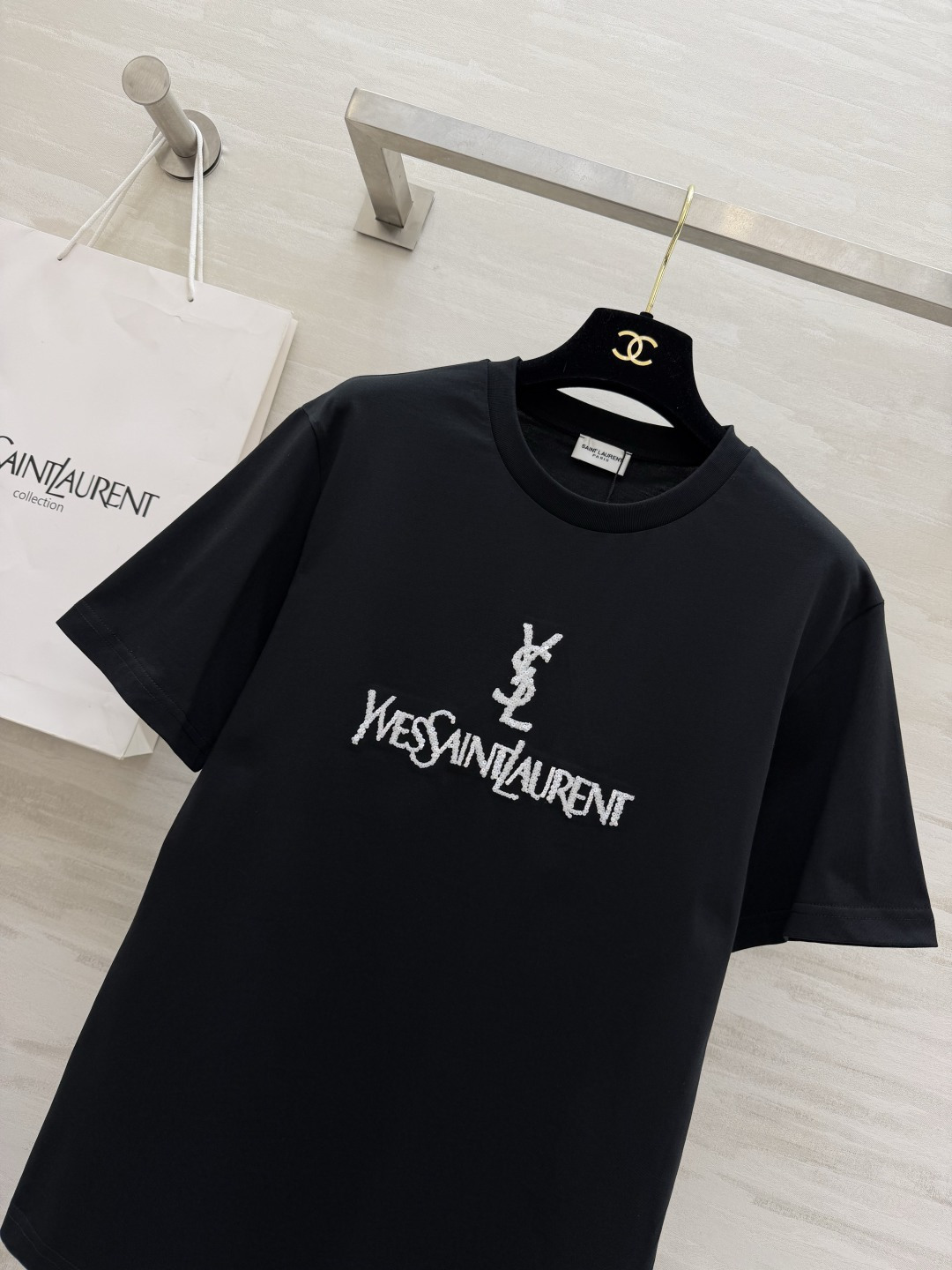 #ysl²⁶春夏新款 重工珠片刺绣🪡短袖T恤 拿捏不费力的高级感🖤🤍 经典logo自带气场 慵懒又显瘦 