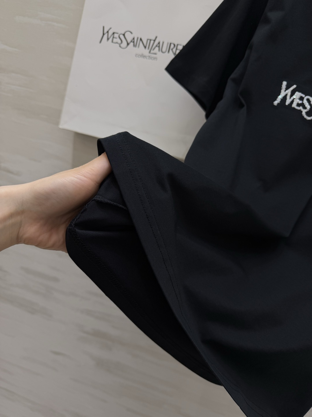 #ysl²⁶春夏新款 重工珠片刺绣🪡短袖T恤 拿捏不费力的高级感🖤🤍 经典logo自带气场 慵懒又显瘦 
