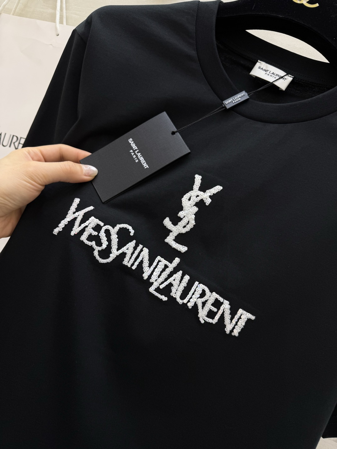 #ysl²⁶春夏新款 重工珠片刺绣🪡短袖T恤 拿捏不费力的高级感🖤🤍 经典logo自带气场 慵懒又显瘦 