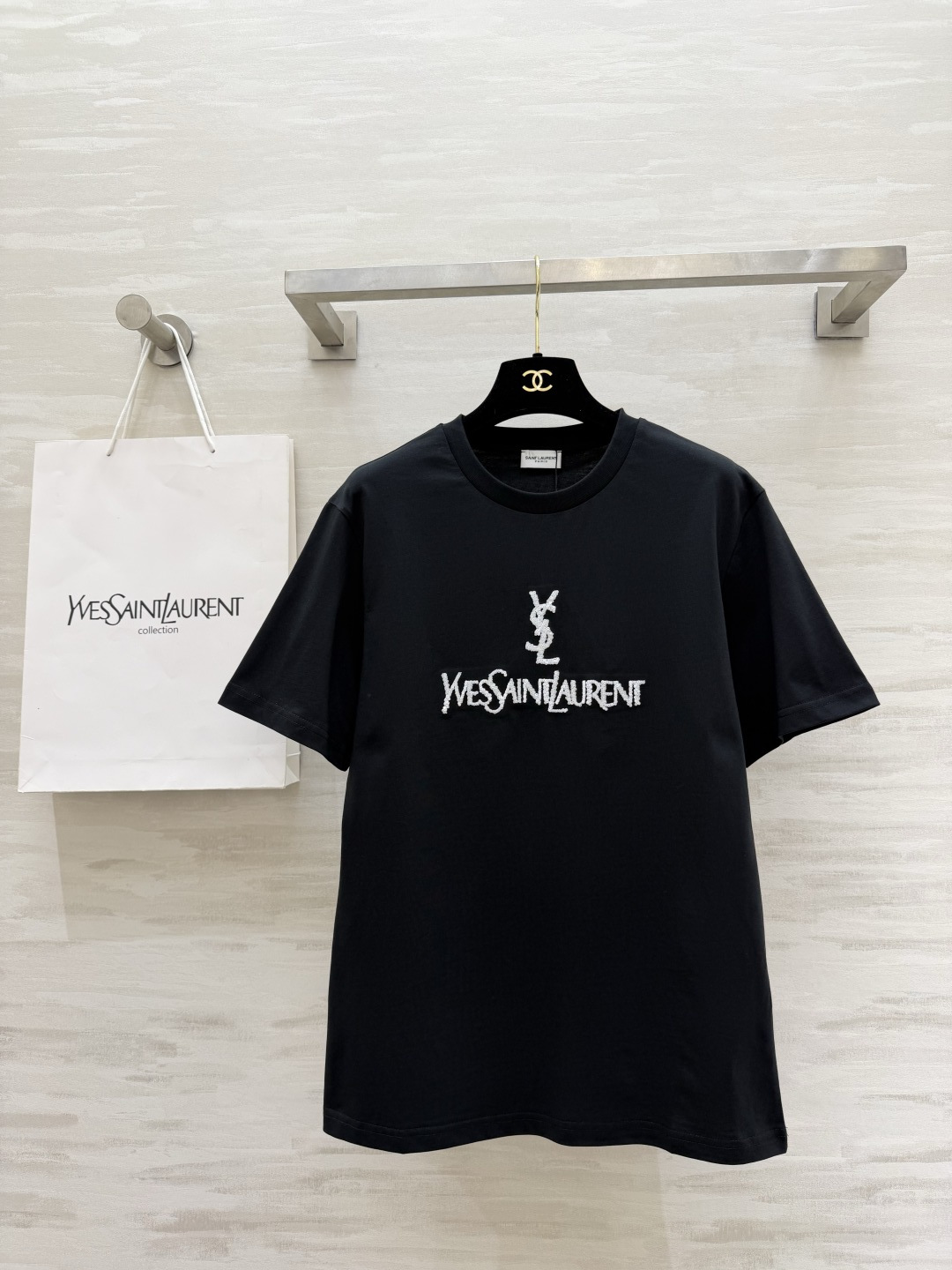 #ysl²⁶春夏新款 重工珠片刺绣🪡短袖T恤 拿捏不费力的高级感🖤🤍 经典logo自带气场 慵懒又显瘦 