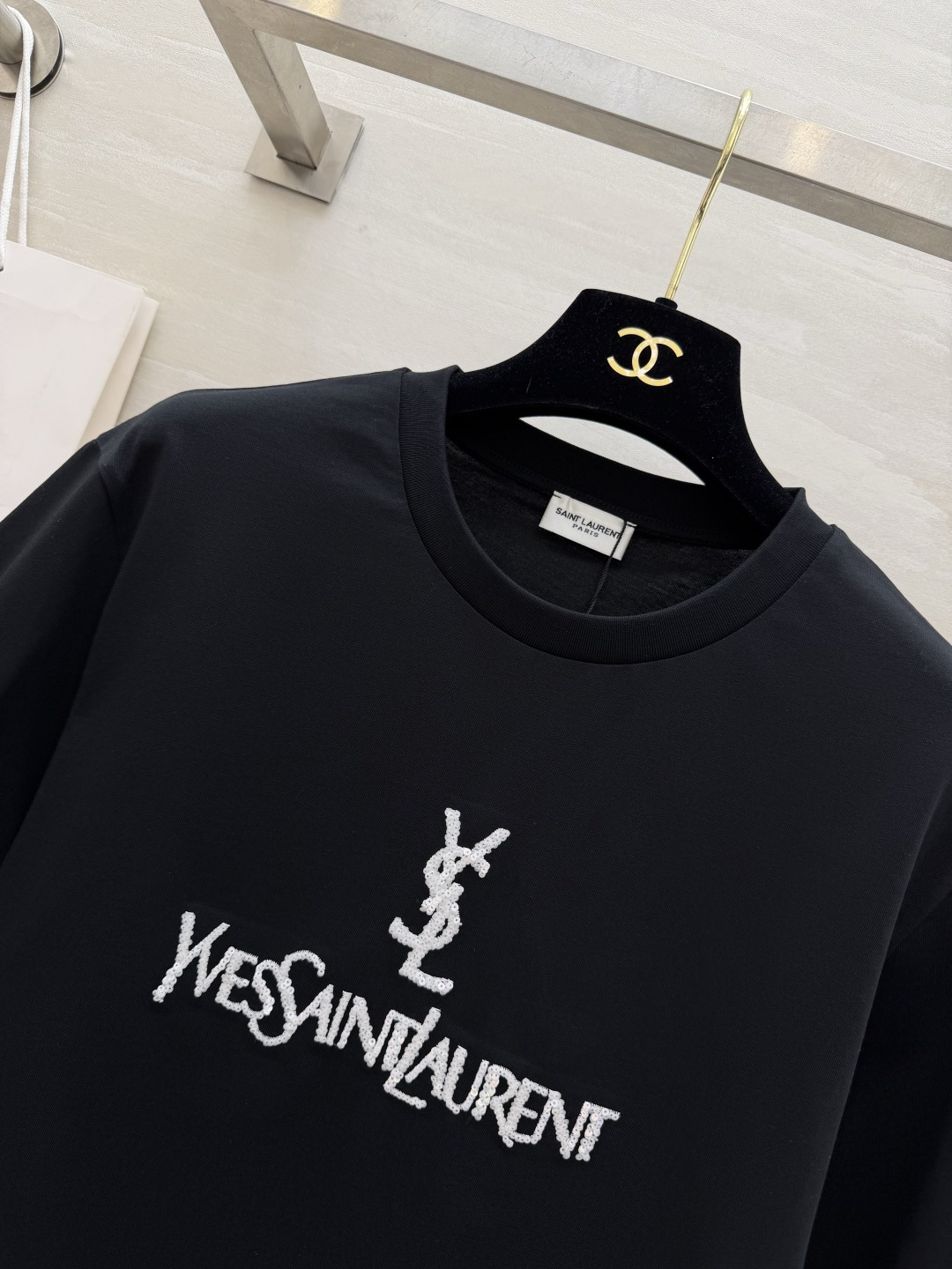 #ysl²⁶春夏新款 重工珠片刺绣🪡短袖T恤 拿捏不费力的高级感🖤🤍 经典logo自带气场 慵懒又显瘦 