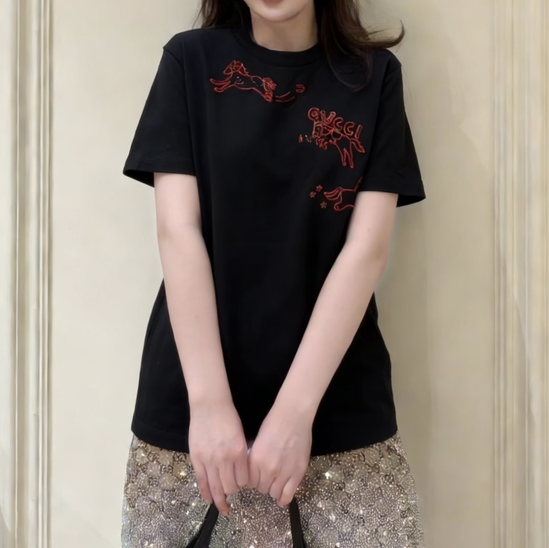 🐎 马年专属限定｜Gucc♡²⁶春夏新款 生肖系列短袖T恤 红金刺绣线条勾勒灵动小马 是马年开运的绝佳战