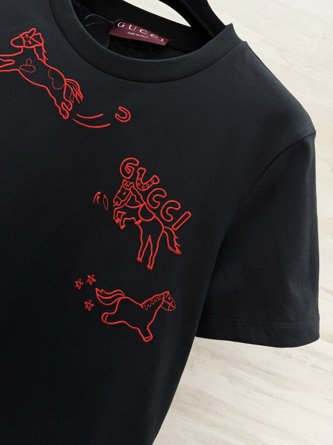 🐎 马年专属限定｜Gucc♡²⁶春夏新款 生肖系列短袖T恤 红金刺绣线条勾勒灵动小马 是马年开运的绝佳战
