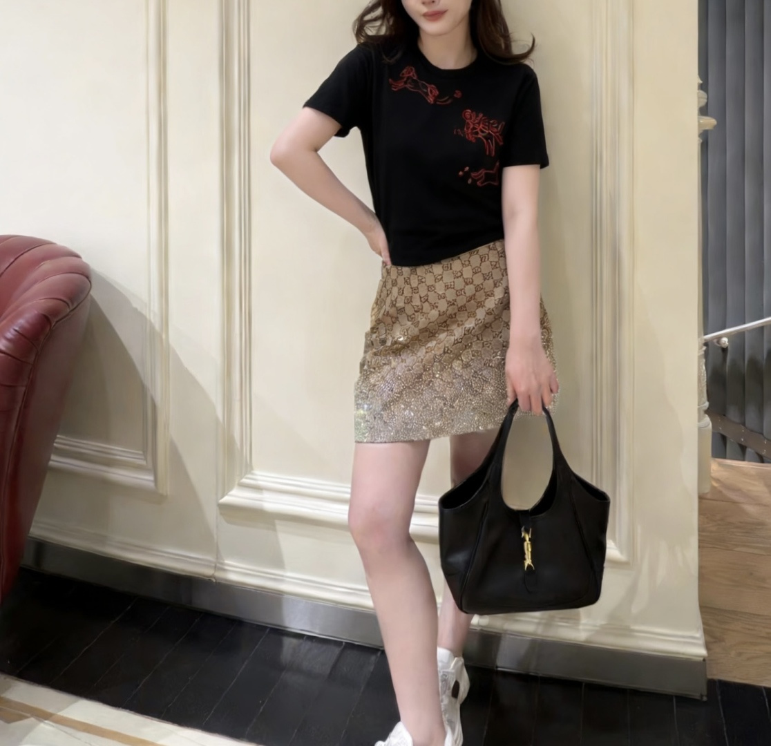 🐎 马年专属限定｜Gucc♡²⁶春夏新款 生肖系列短袖T恤 红金刺绣线条勾勒灵动小马 是马年开运的绝佳战