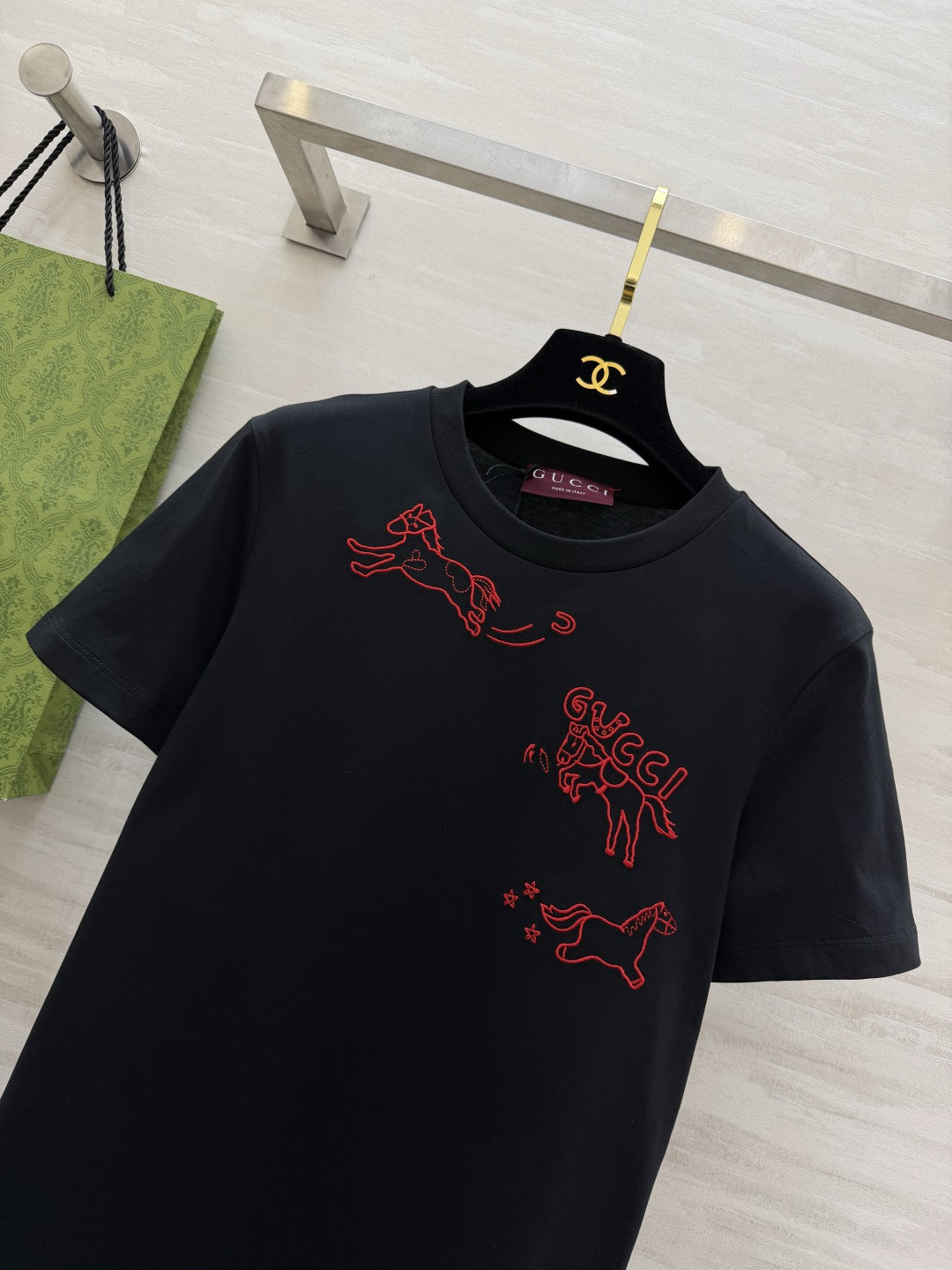 🐎 马年专属限定｜Gucc♡²⁶春夏新款 生肖系列短袖T恤 红金刺绣线条勾勒灵动小马 是马年开运的绝佳战