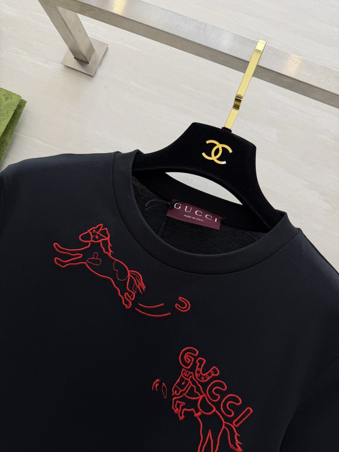 🐎 马年专属限定｜Gucc♡²⁶春夏新款 生肖系列短袖T恤 红金刺绣线条勾勒灵动小马 是马年开运的绝佳战