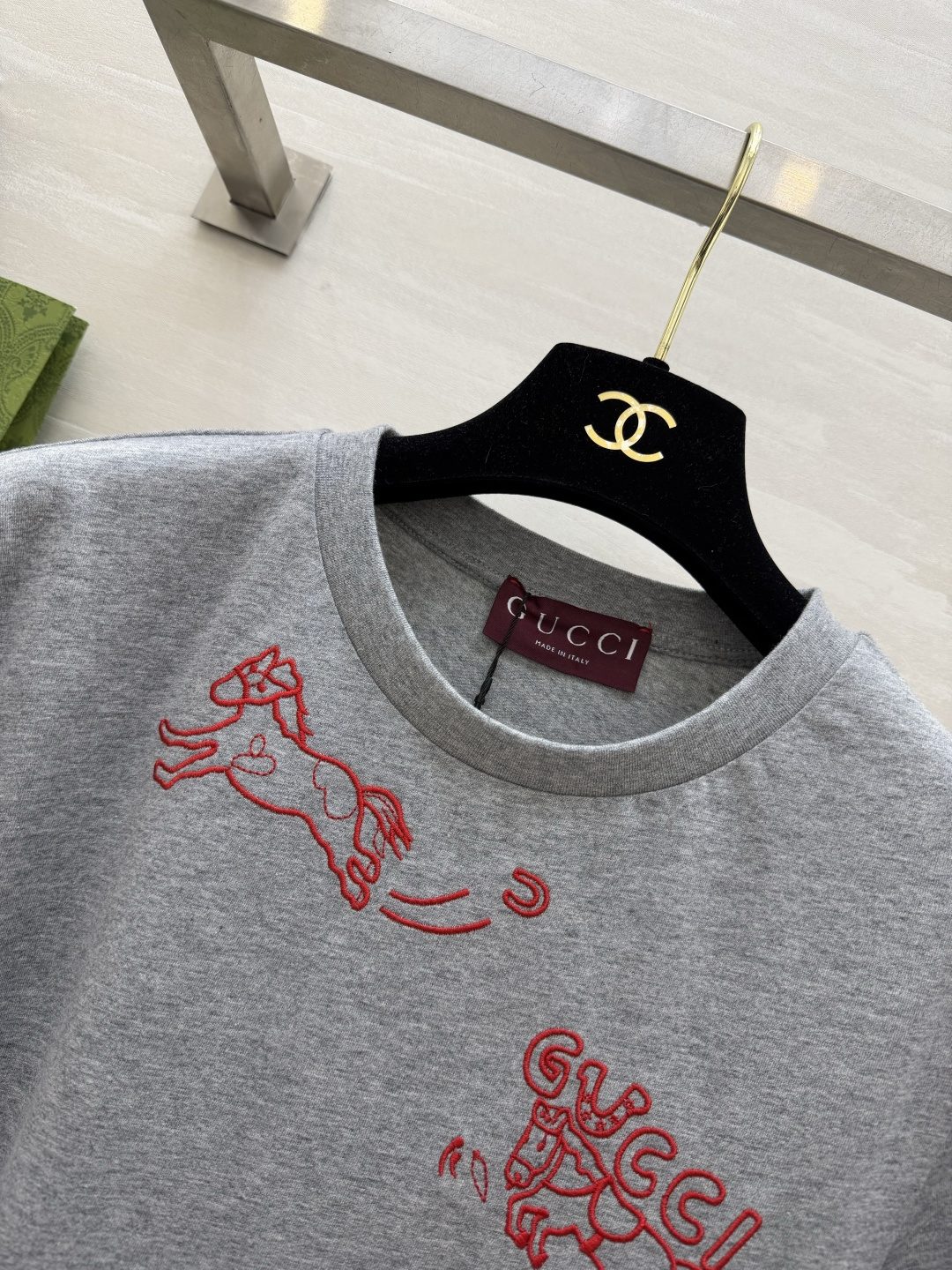 🐎 马年专属限定｜Gucc♡²⁶春夏新款 生肖系列短袖T恤 红金刺绣线条勾勒灵动小马 是马年开运的绝佳战